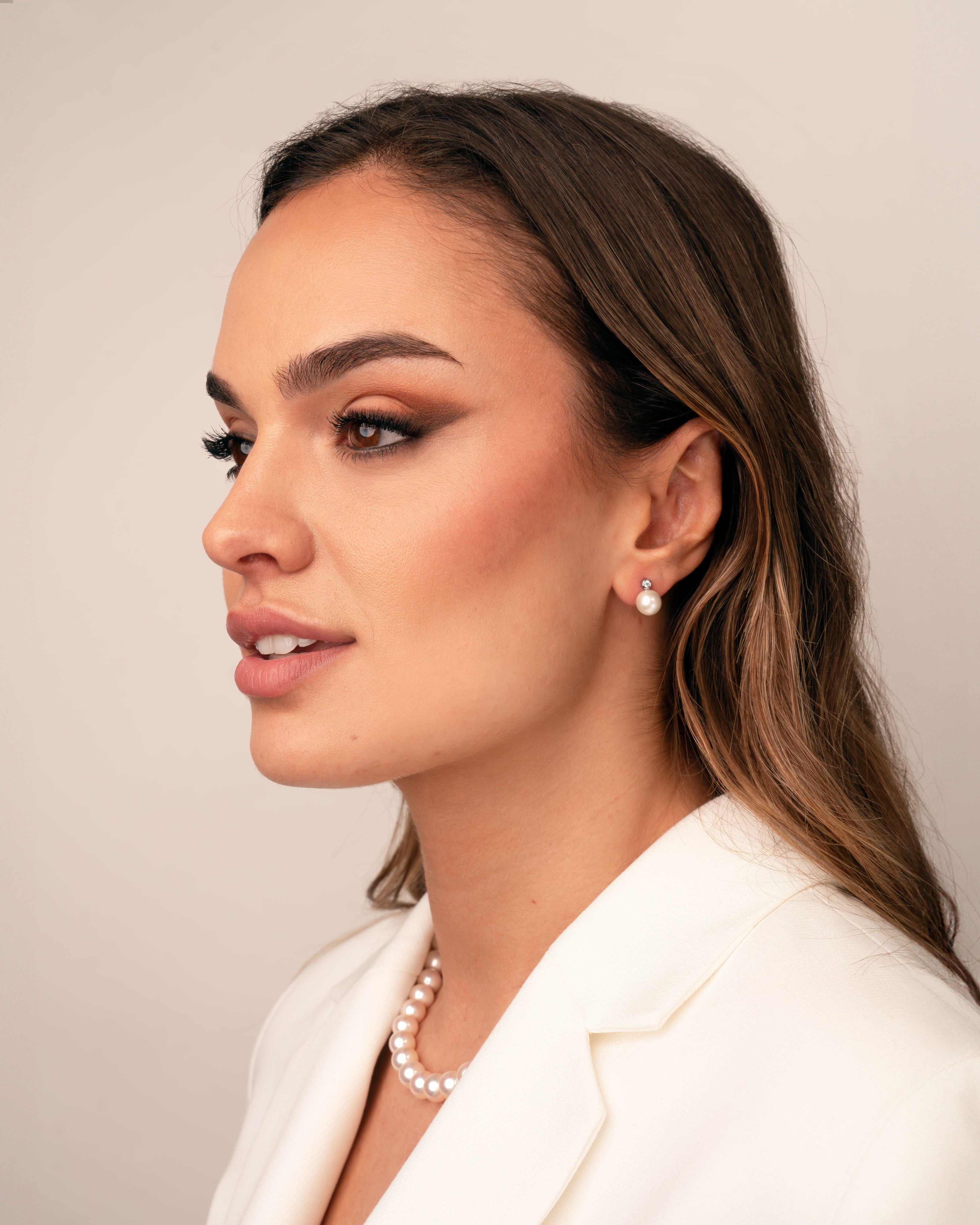 Foto modelo Pendientes Lyra con Perlas Agua dulce y Diamantes Redondos en Oro Blanco | 8 - 8,5 mm