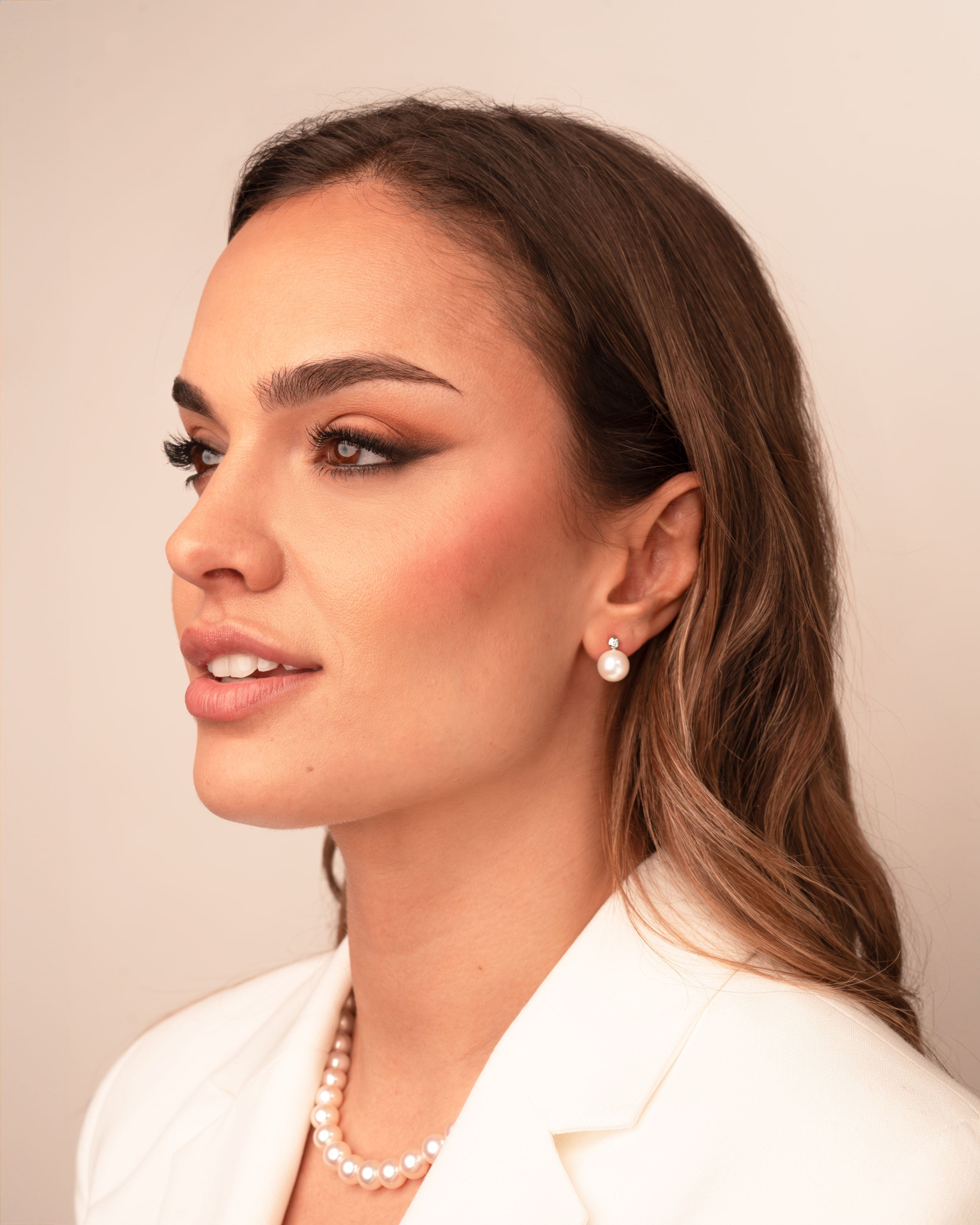 Foto Modelo Pendientes Lyra con Perlas Australianas y Diamantes Redondos en Oro Blanco | 9 - 10 mm