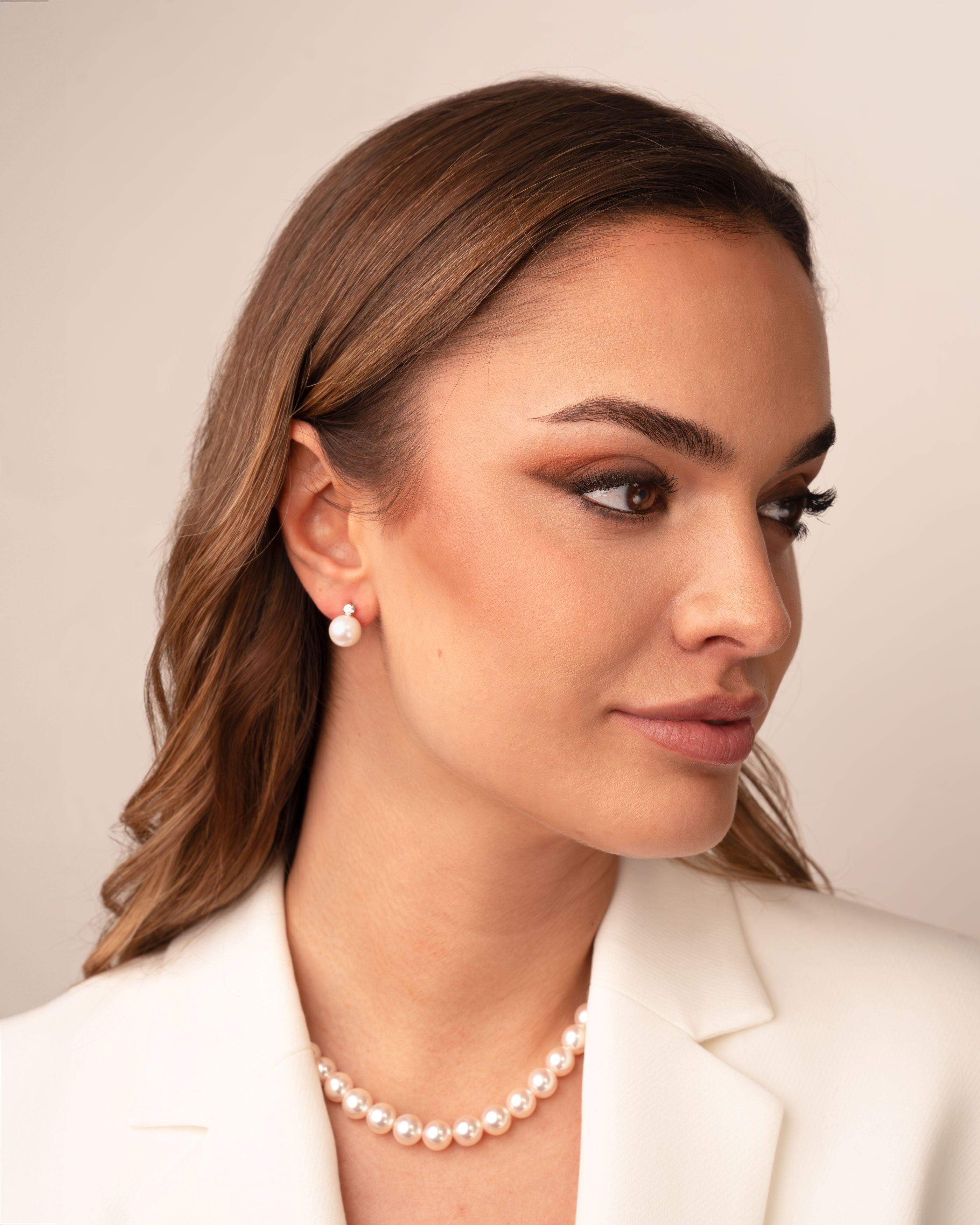 Foto modelo Pendientes Lyra con Perlas Agua dulce y Diamantes Redondos en Oro Blanco | 9- 10 mm