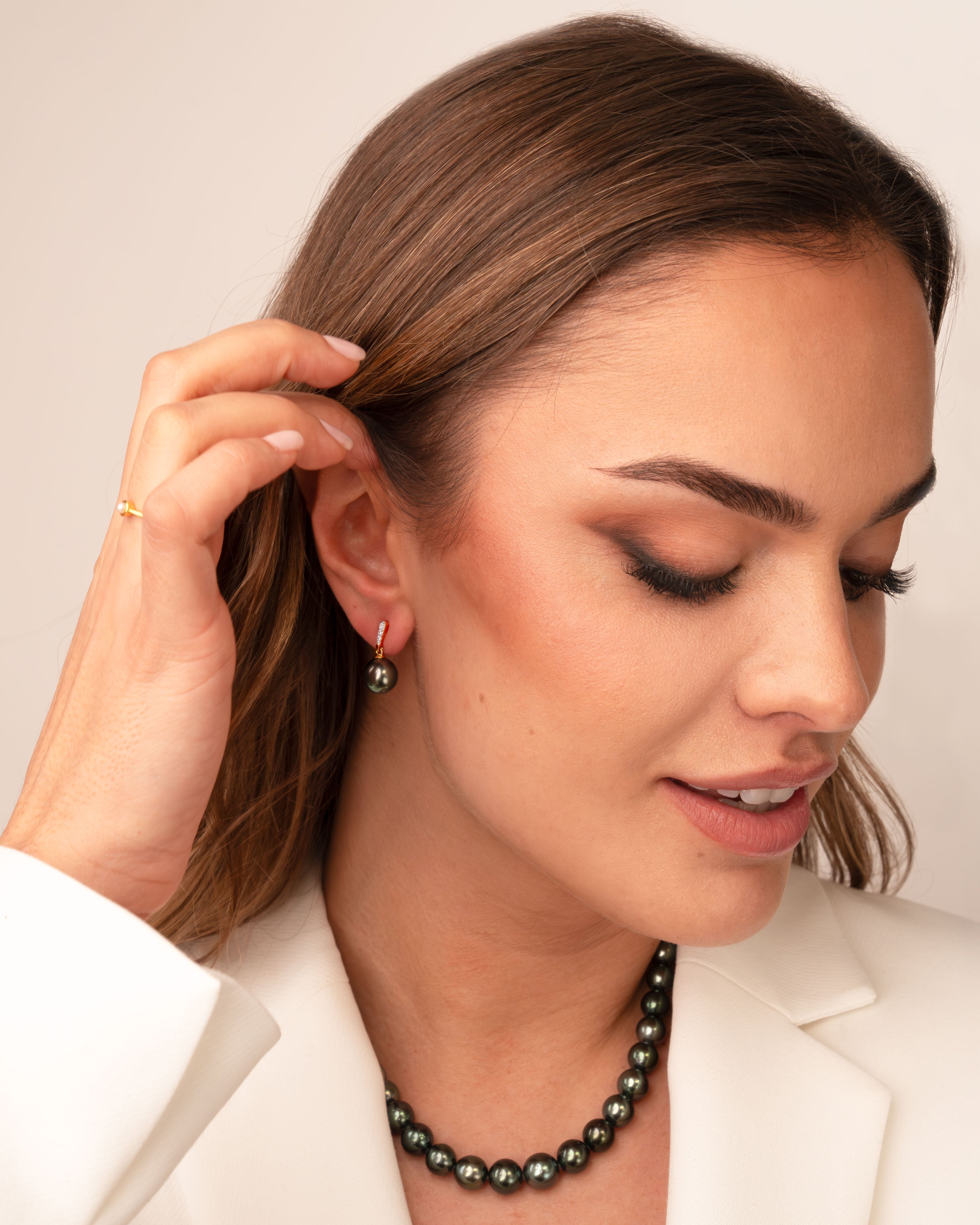 Foto modelo Pendientes Alyssa con Perlas Tahiti y Diamantes en Oro Blanco | 9 - 10 mm