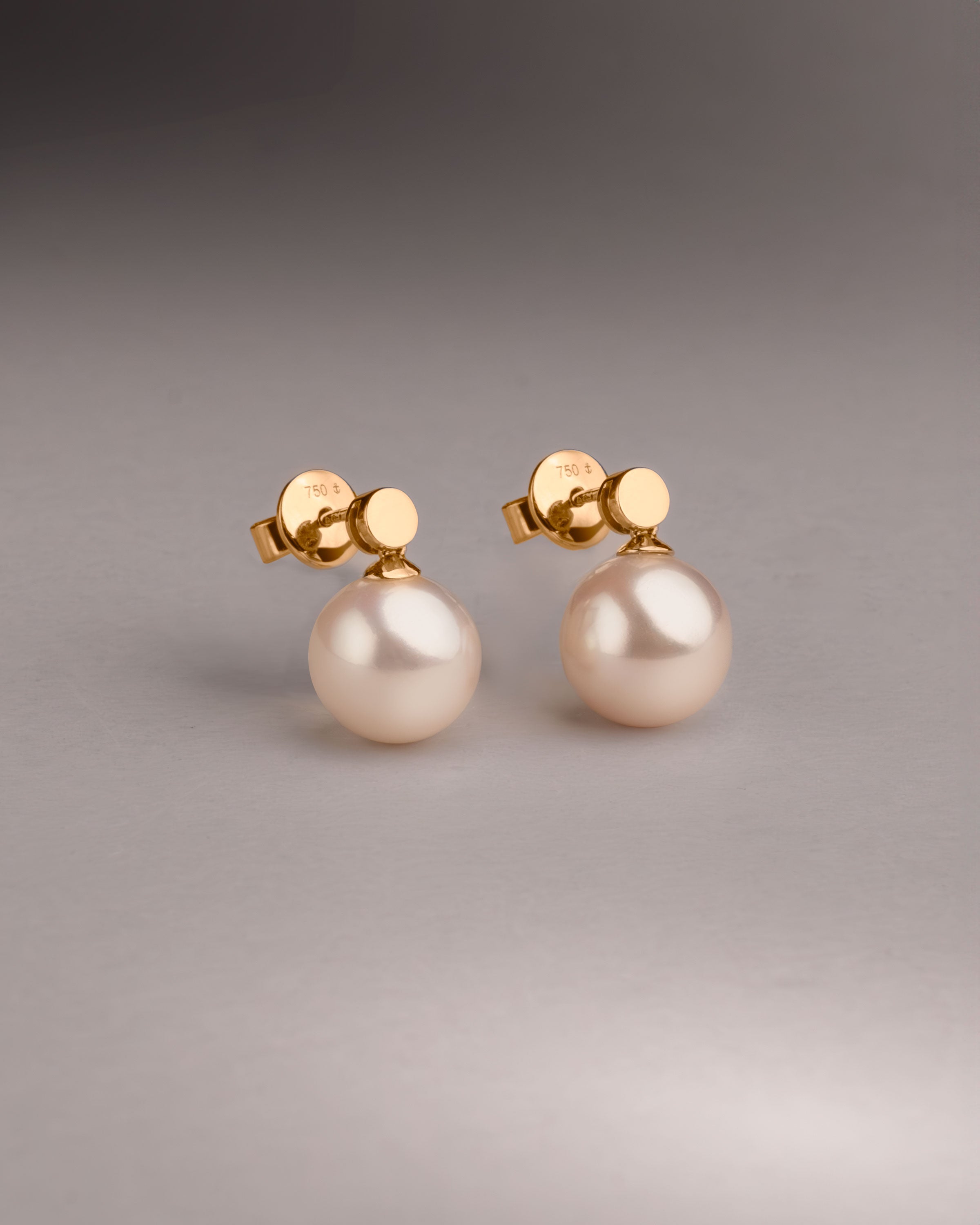 Pendientes Cassia con Perlas de Agua dulce y Disco de Oro | 9- 10 mm