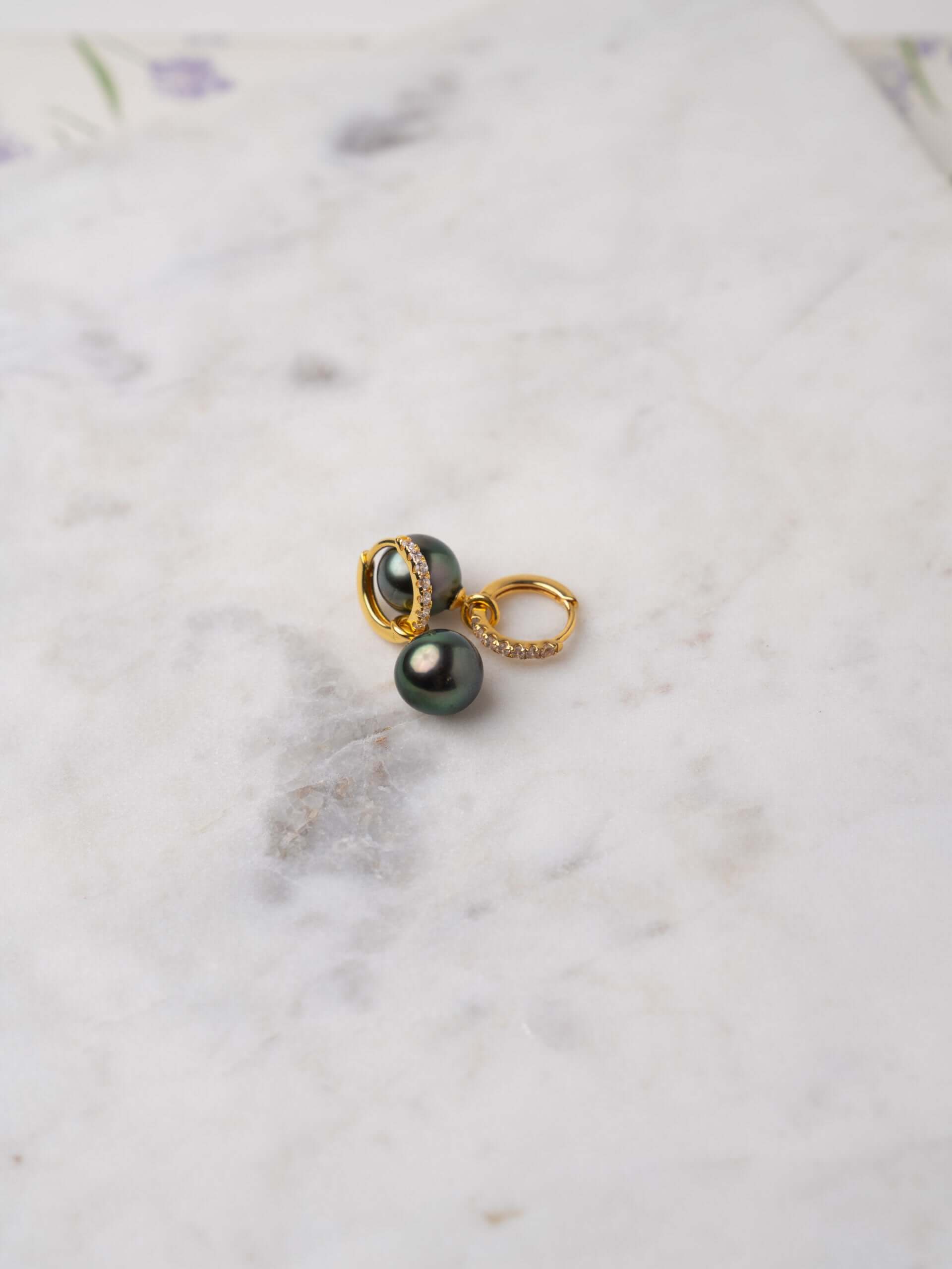 Aros de Oro Amarillo de 18k con Diamantes y Perla Tahití Redonda