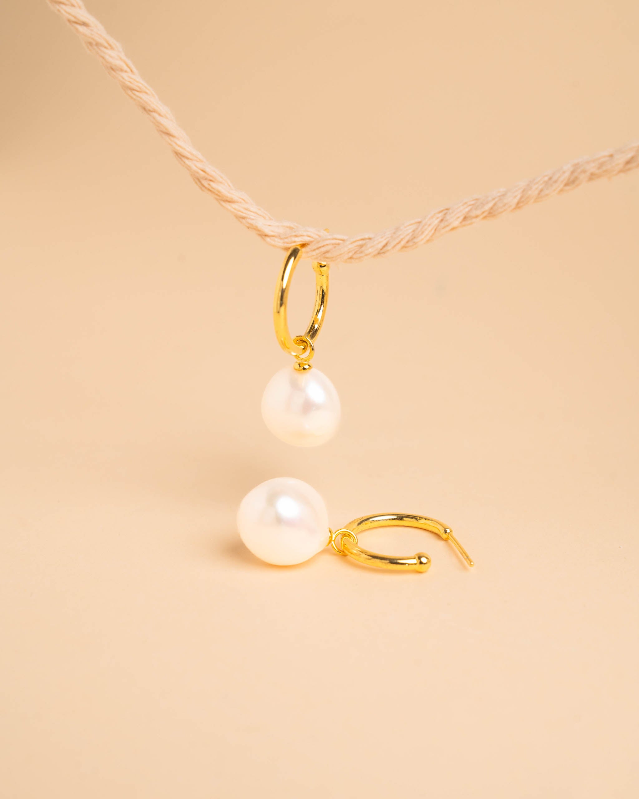 Pendientes de aros de plata bañada en oro de 18K con perlas barrocas de 11-13 mm Secret & You