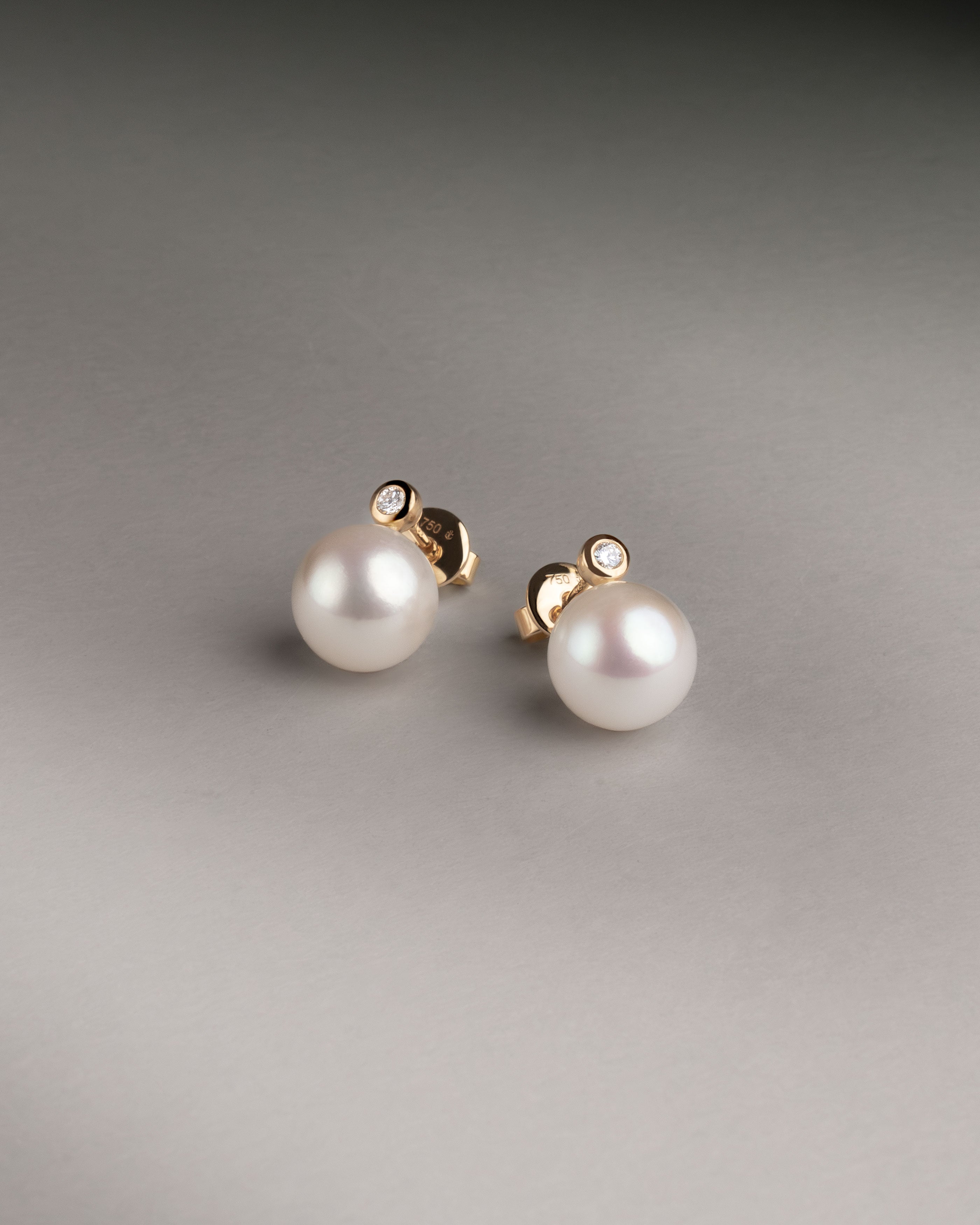 Pendientes Lyra con Perlas Agua dulce y Diamantes Redondos en Oro | 9- 10 mm
