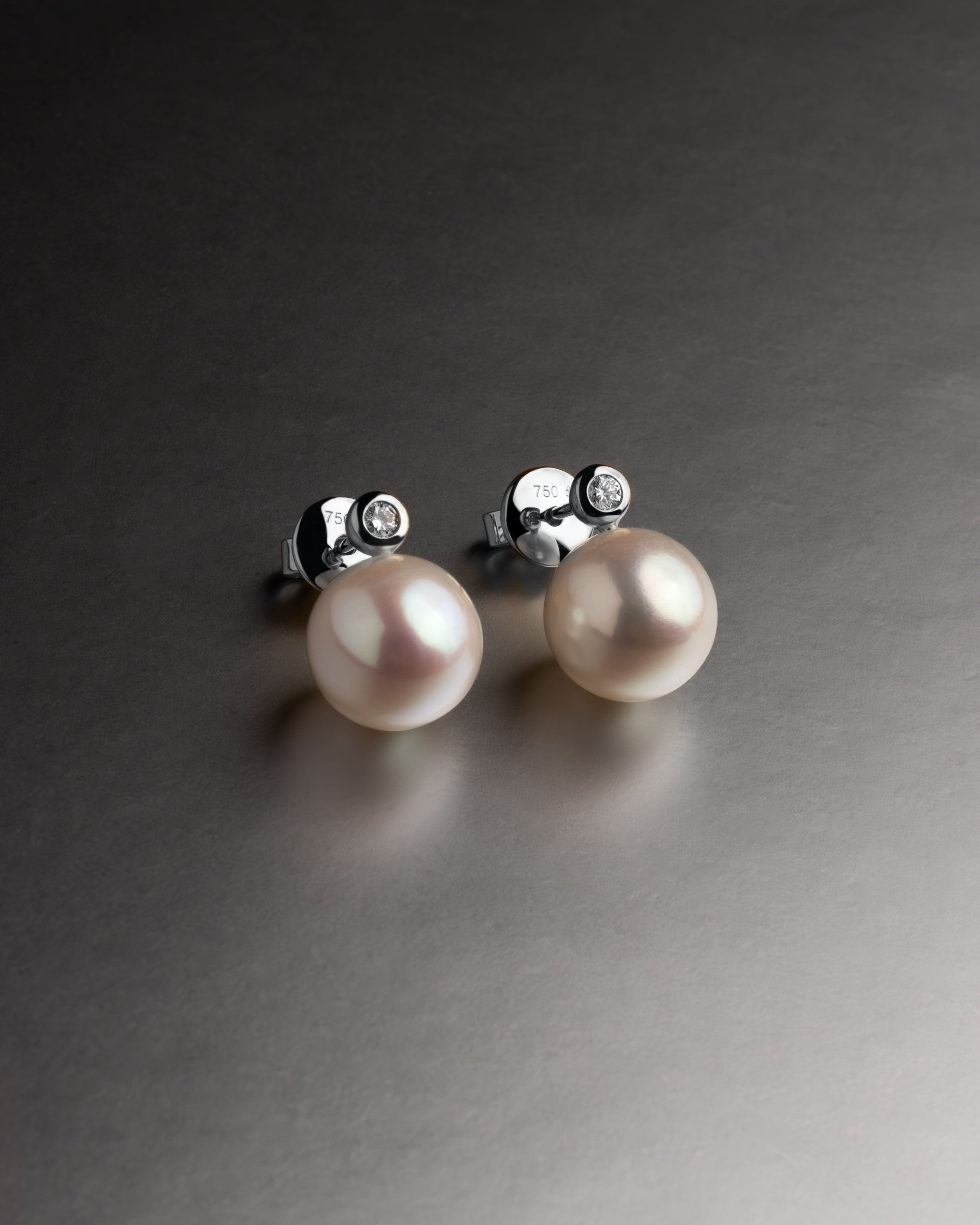 Pendientes Lyra con Perlas Australianas y Diamantes Redondos en Oro Blanco | 9 - 10 mm