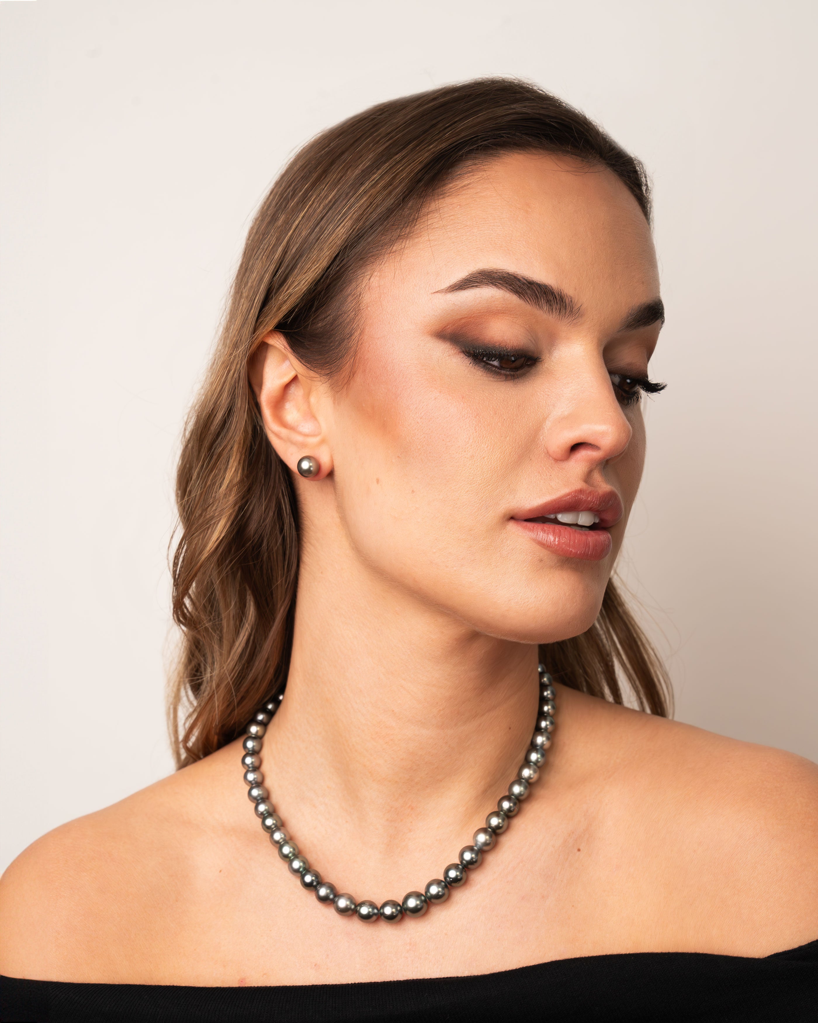 Collar de perlas cultivadas naturales Tahití redondas de 8 a 11 mm de color gris plateado.
