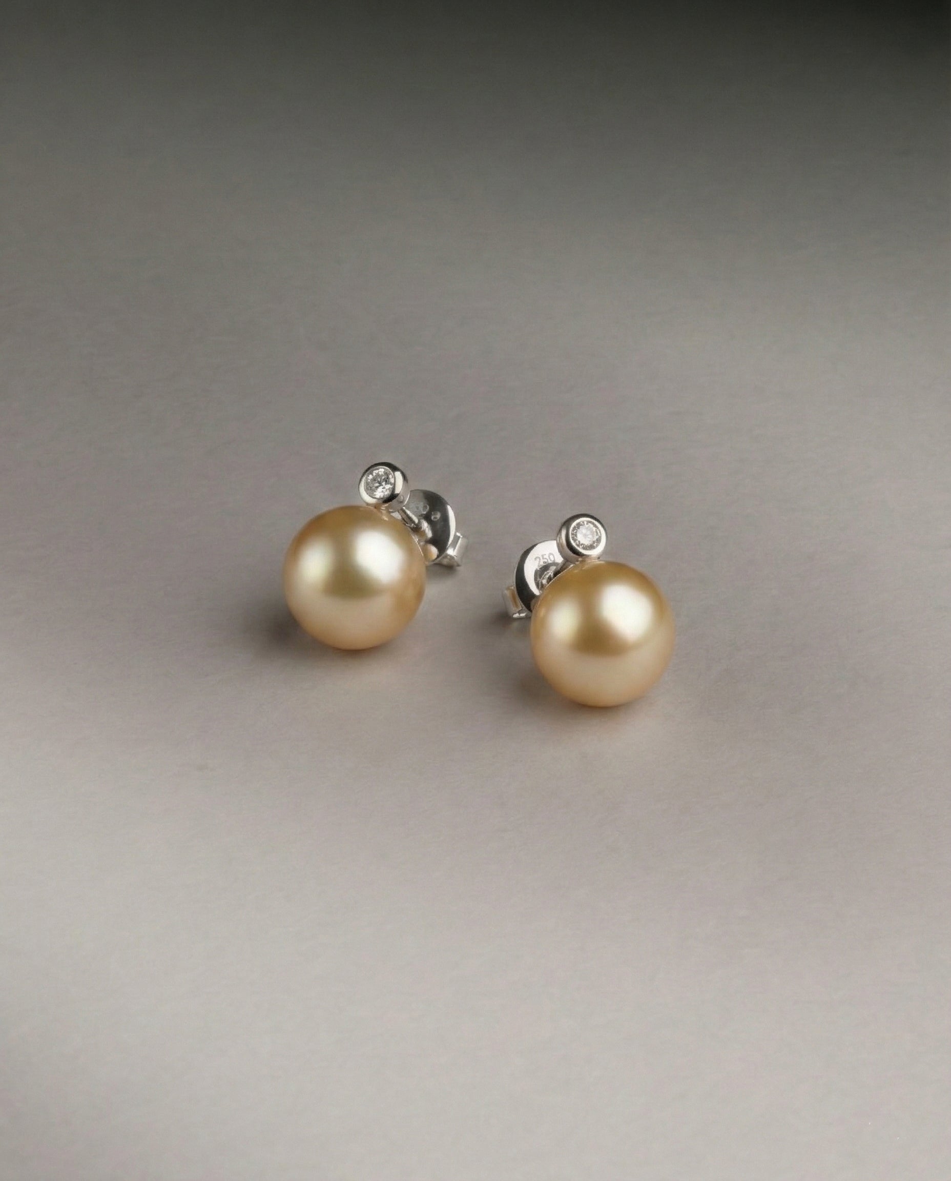 Pendientes Lyra Perlas Mar del Sur doradas Oro 18k SY Perlas