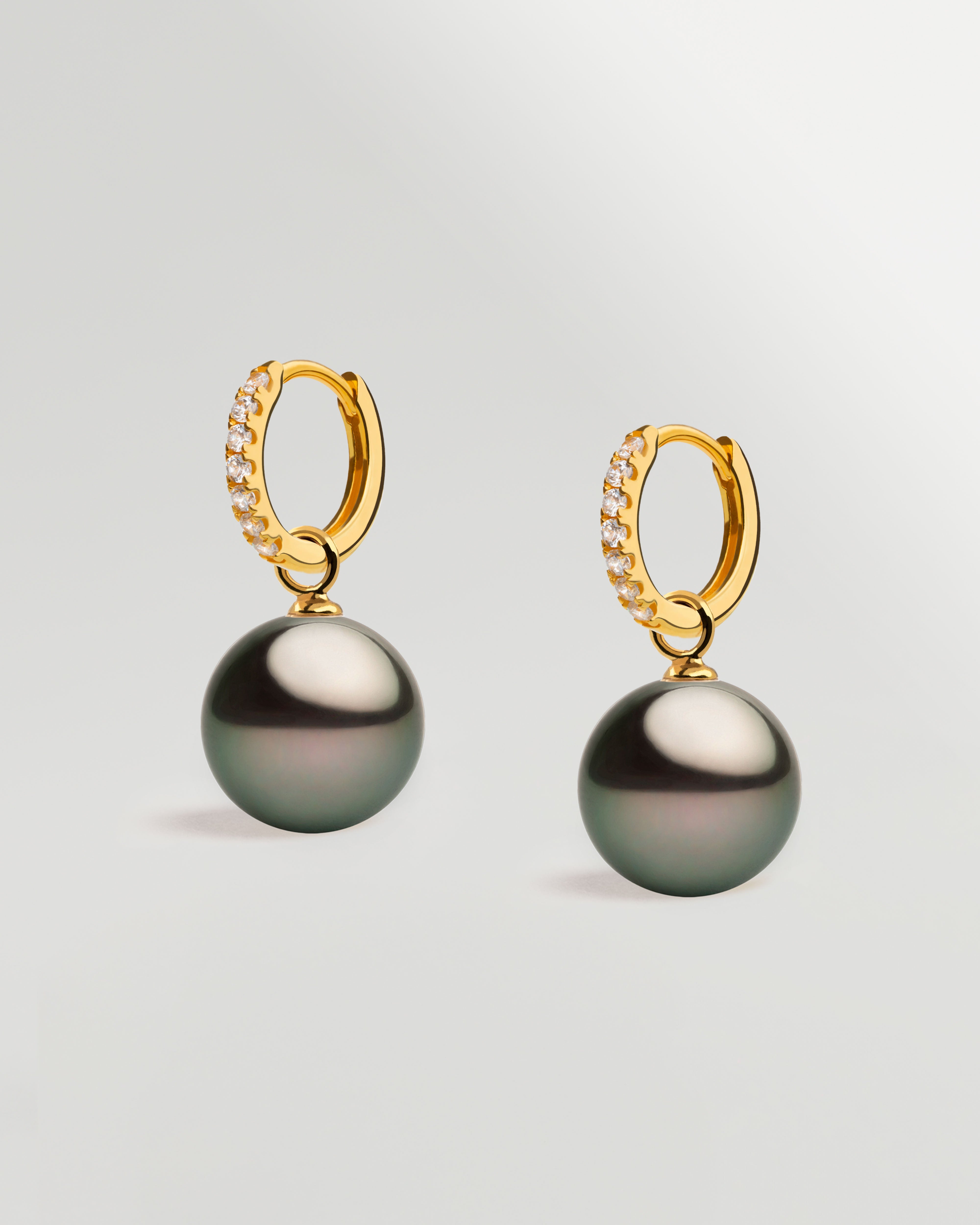 Aros de Oro Amarillo de 18k con Diamantes y Perla Tahití Redonda