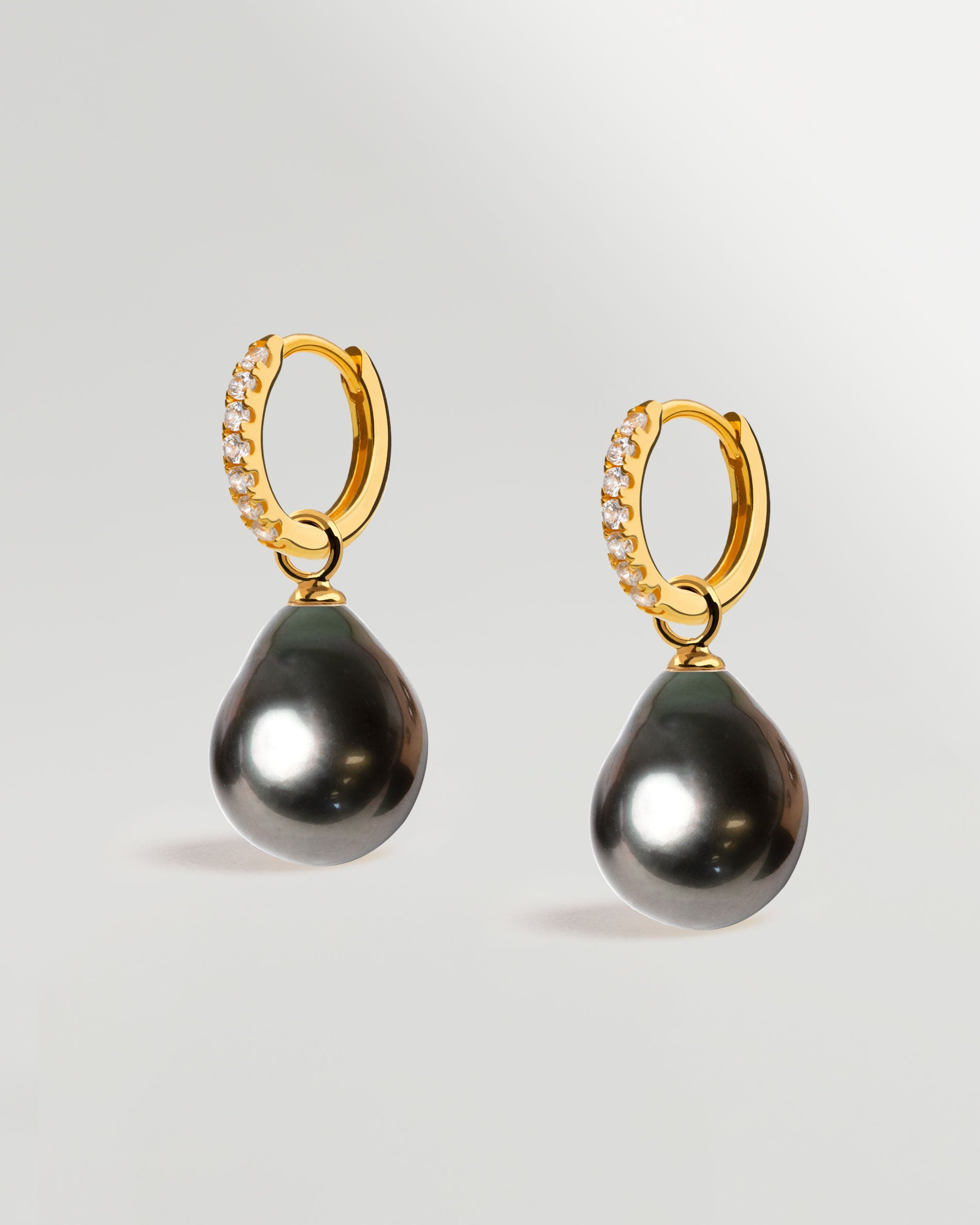 Aros de Oro Amarillo de 18k con Diamantes y Perla Tahití Barroca