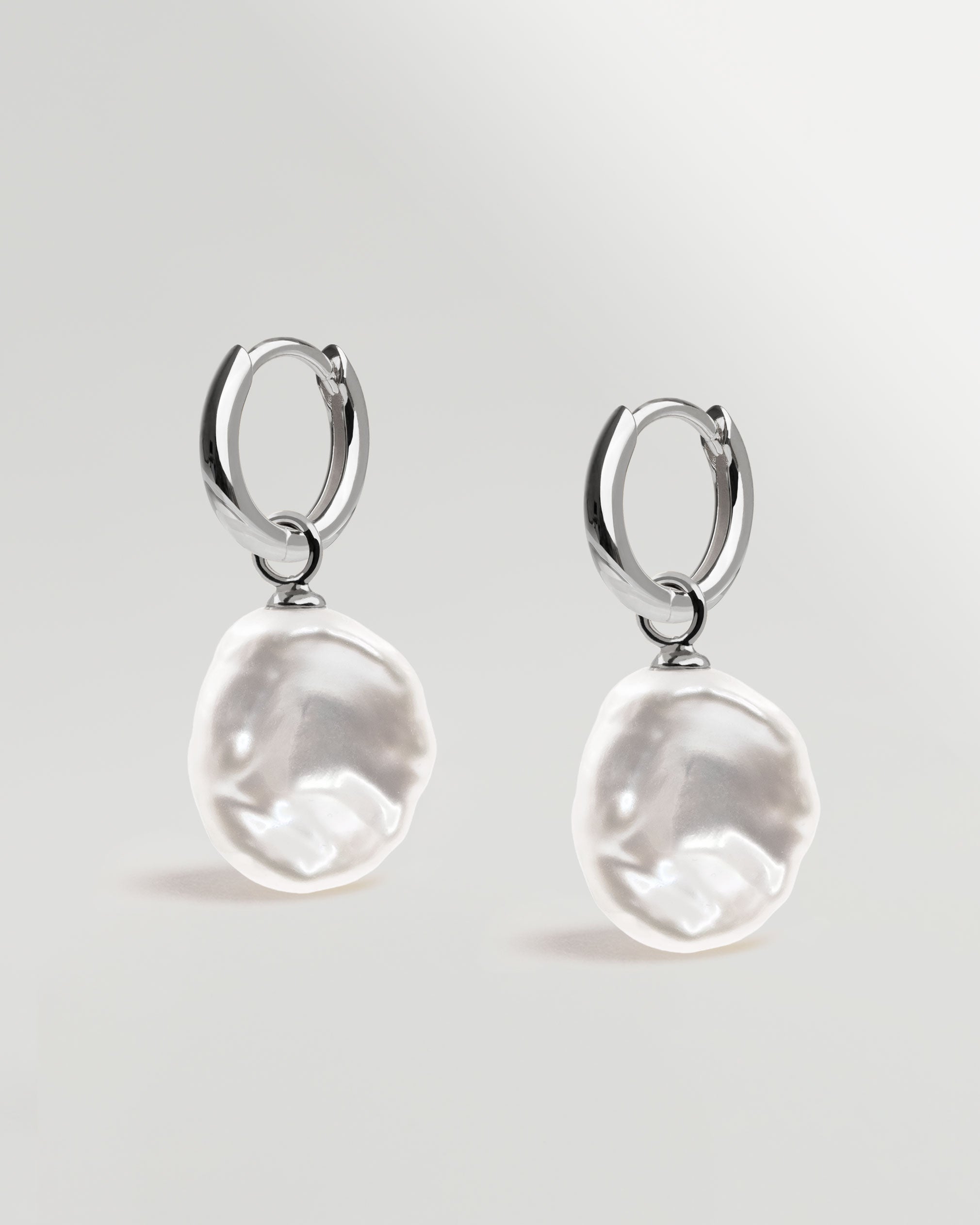 Aros de oro blanco de 18k con perla keshi