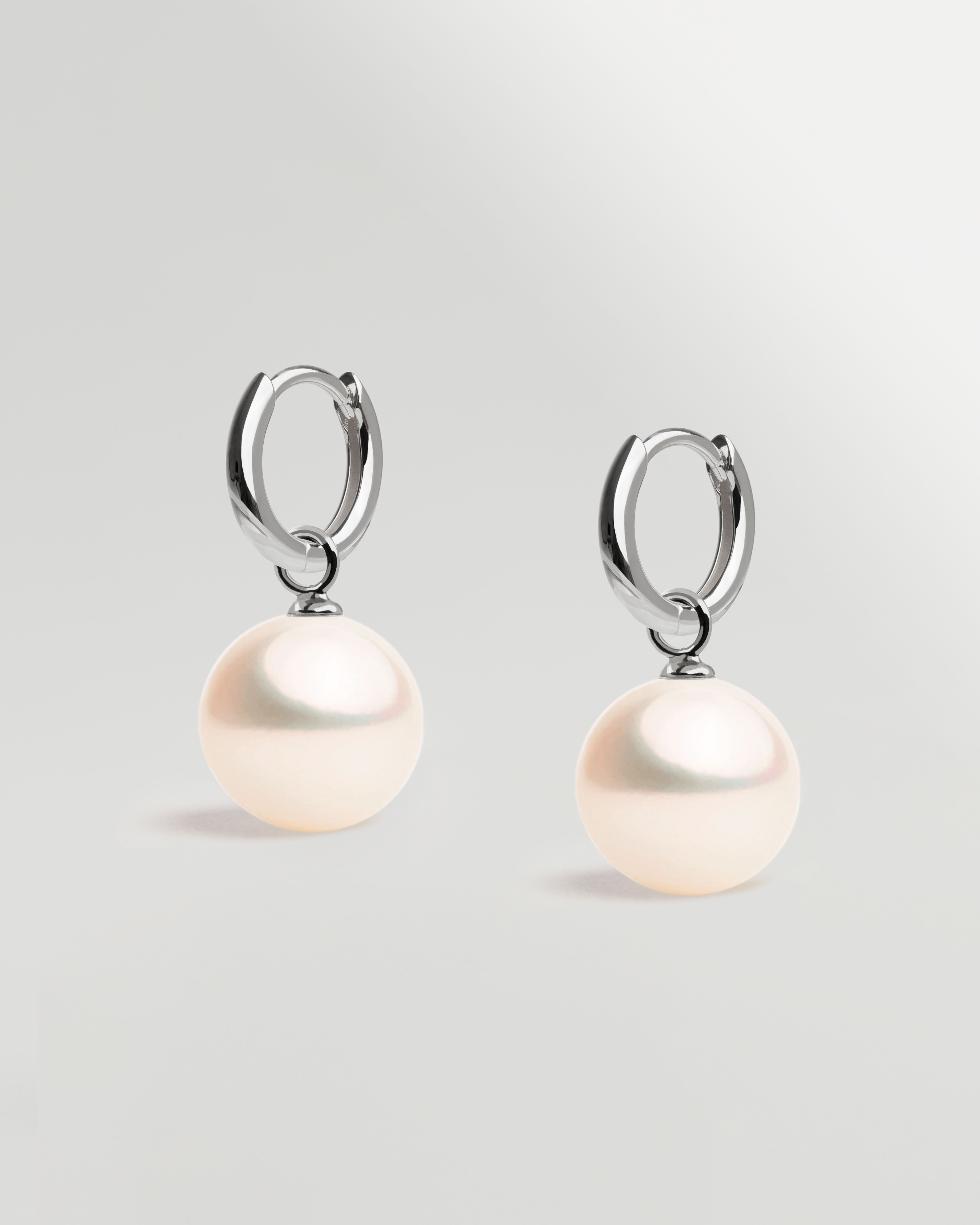 Aros de oro blanco de 18k con perla redonda