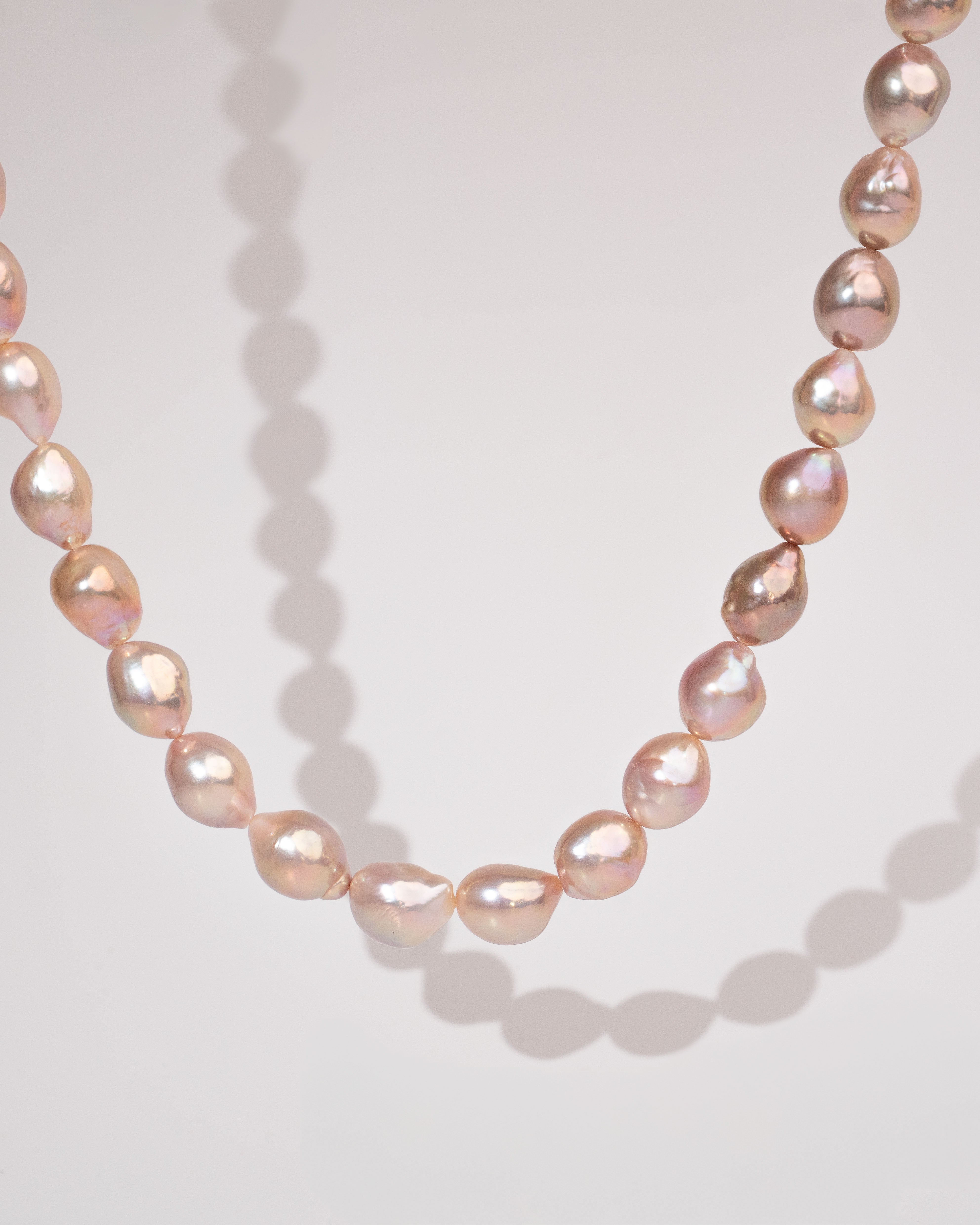 Modelo con collar de perlas de agua dulce barrocas multicolor natural 11-13mm y 45 cm largo SY Perlas