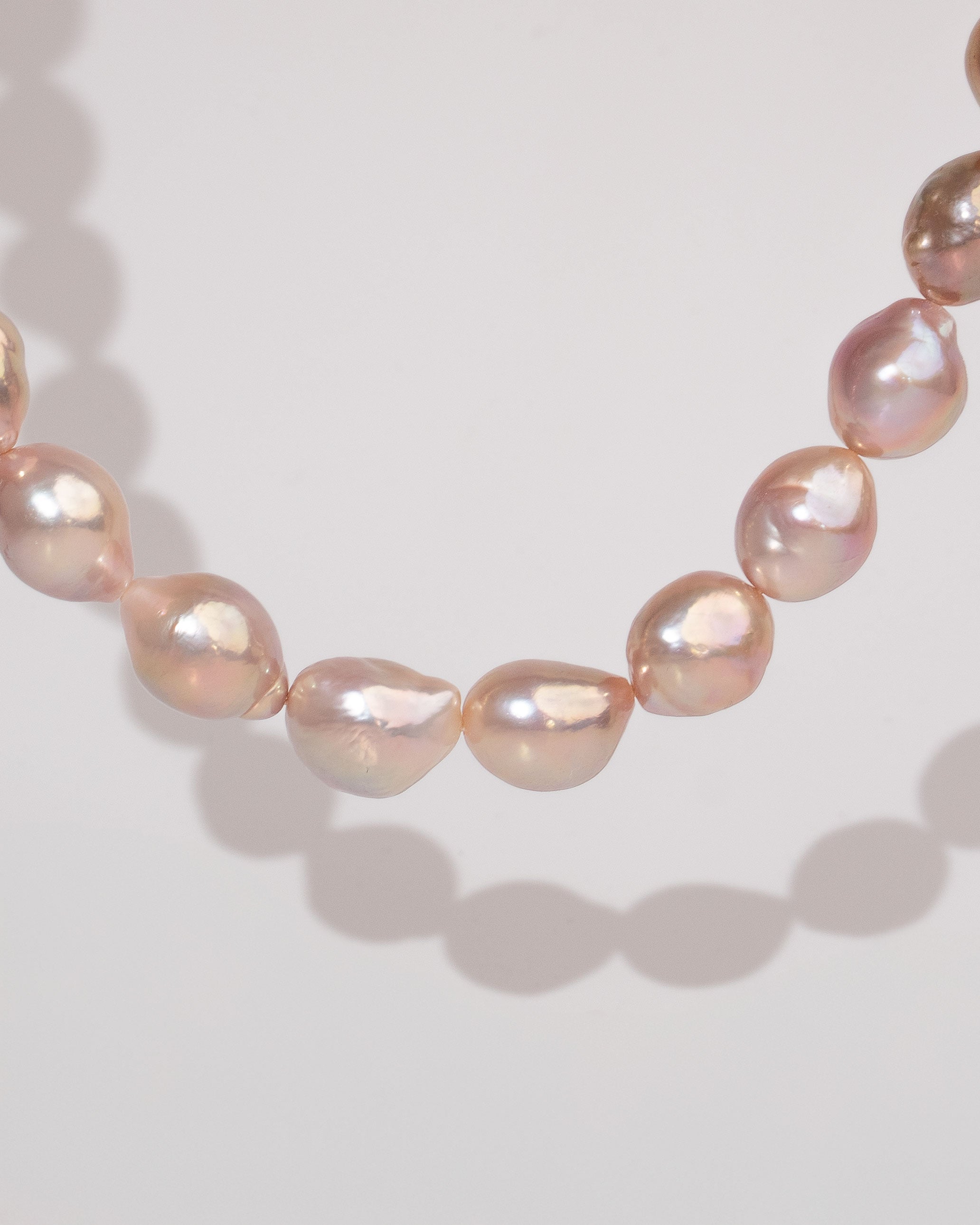 Modelo con collar de perlas de agua dulce barrocas multicolor natural 11-13mm y 45 cm largo SY Perlas