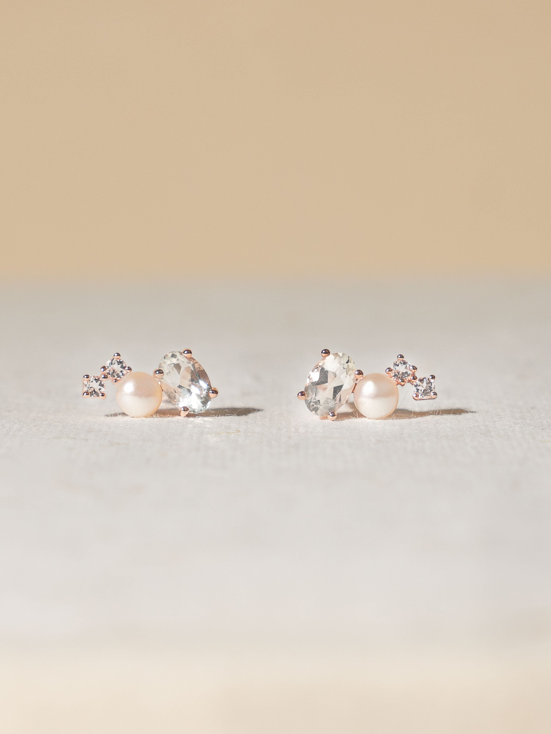 Pendientes Moud de Perla Cultivada de Agua dulce 4-4.5mm, Amatista verde y Topacio