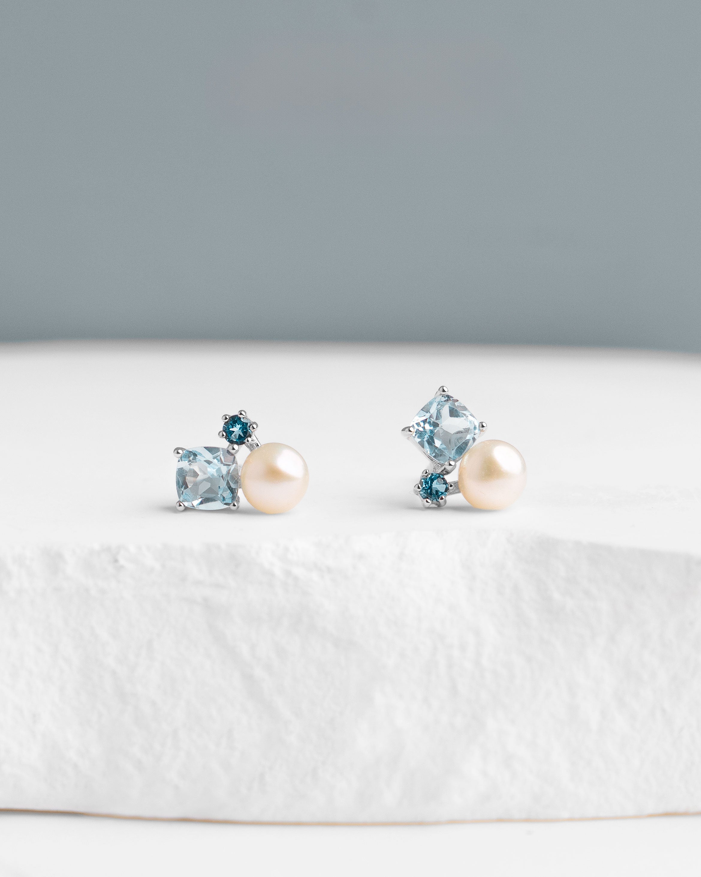 Pendientes Plath de Perla Cultivada de Agua dulce 4.5-5mm y Topacios azules