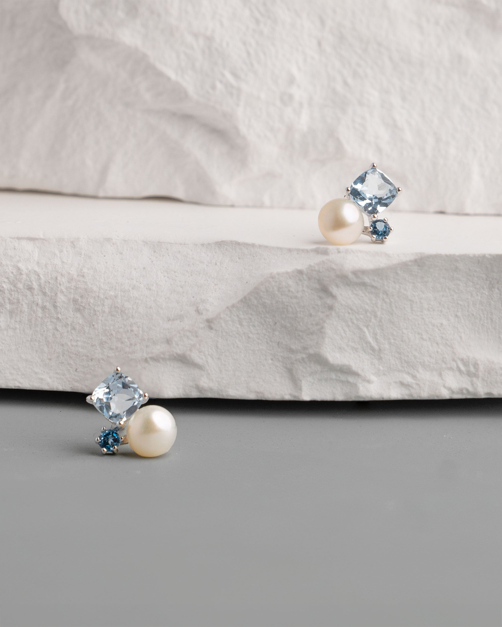 Pendientes Plath de Perla Cultivada de Agua dulce 4.5-5mm y Topacios azules