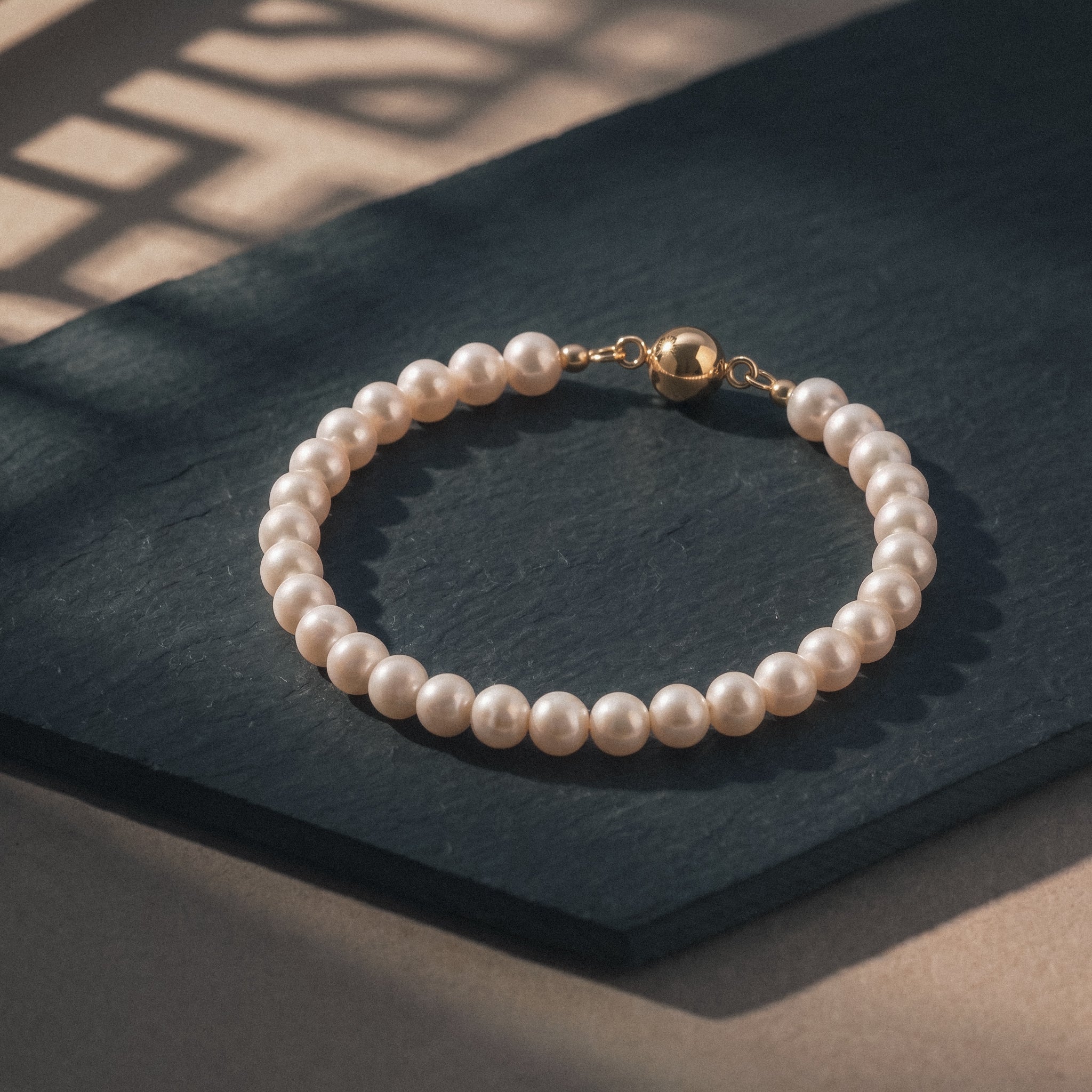 Pulsera de perlas cultivadas akoya con cierre de oro 18k