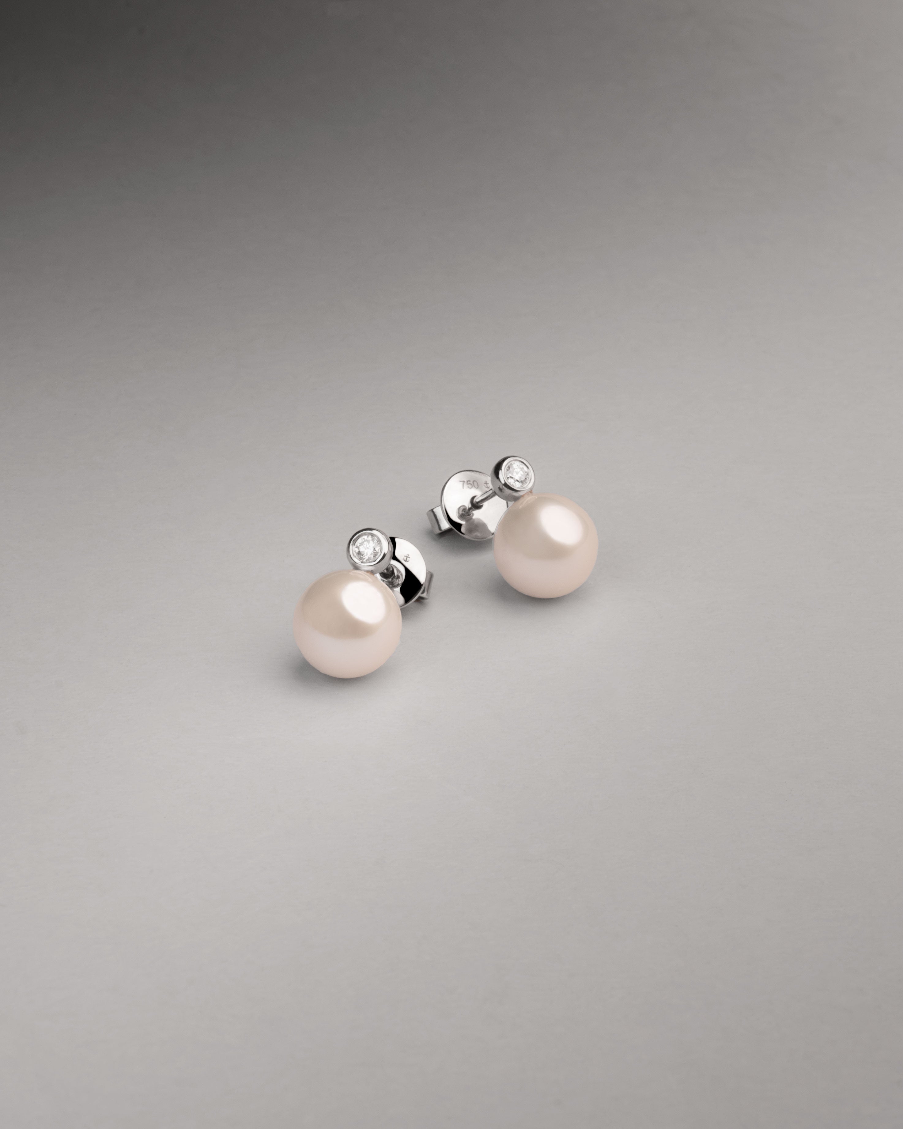 Pendientes Lyra con Perlas Agua dulce y Diamantes Redondos en Oro Blanco | 8 - 8,5 mm