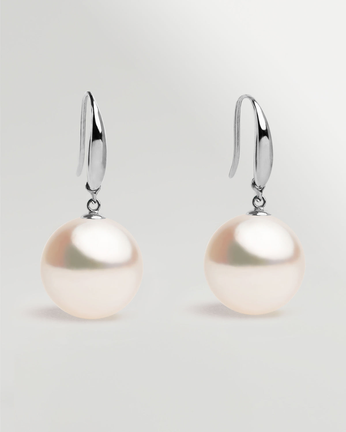 Pendientes Gancho corto en oro blanco 18k y Perla Akoya