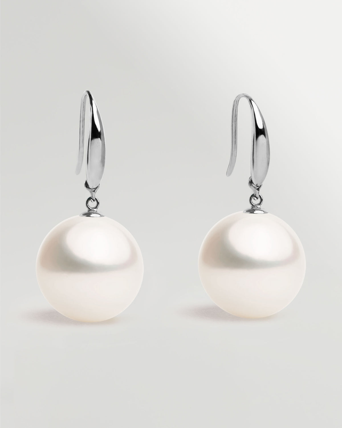 Pendientes gancho corto en oro blanco 18k y Perla Australiana Blanca