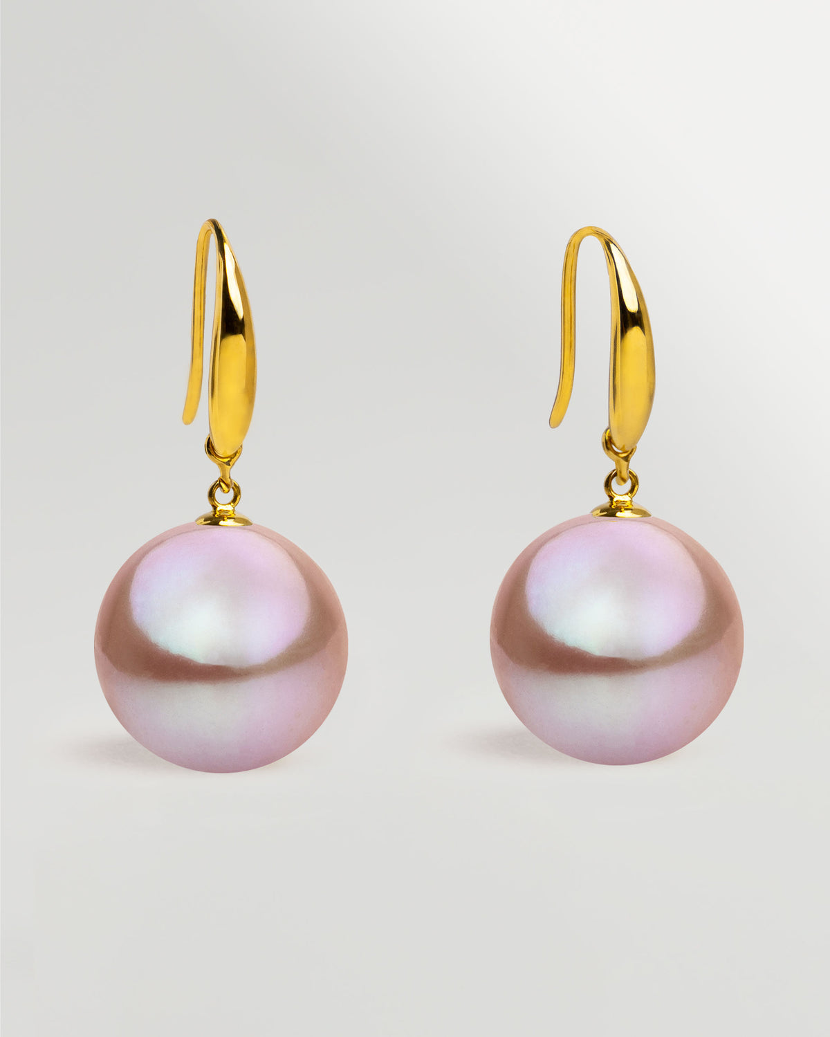 Pendientes de gancho corto en oro amarillo 18k y Perla Agua Dulce Lavanda
