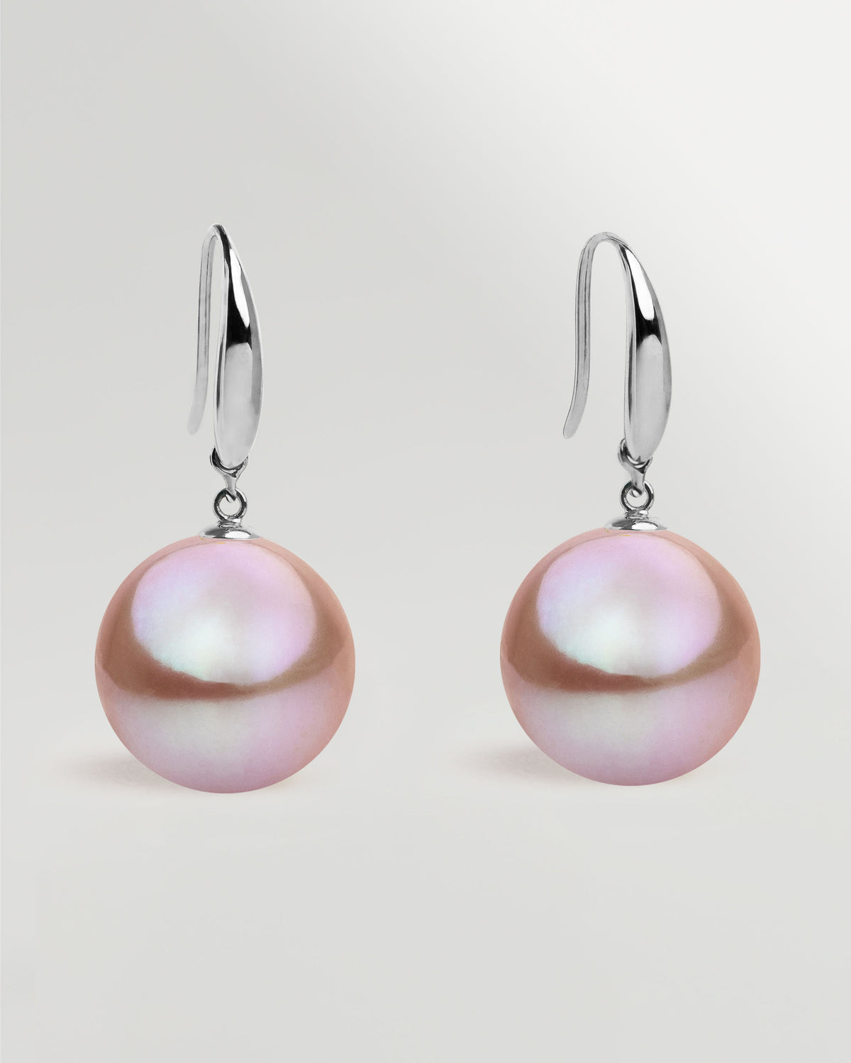 Pendientes de gancho corto en oro blanco 18k y Perla Agua Dulce Lavanda