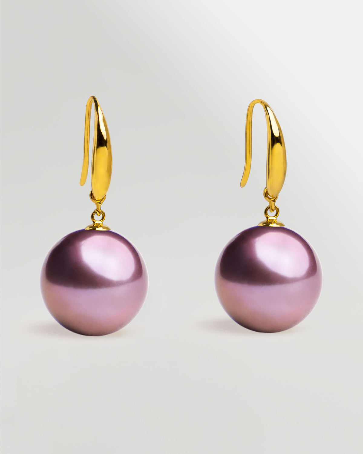 Pendientes Gancho corto en oro amarillo 18k y Perla Agua Dulce Morada