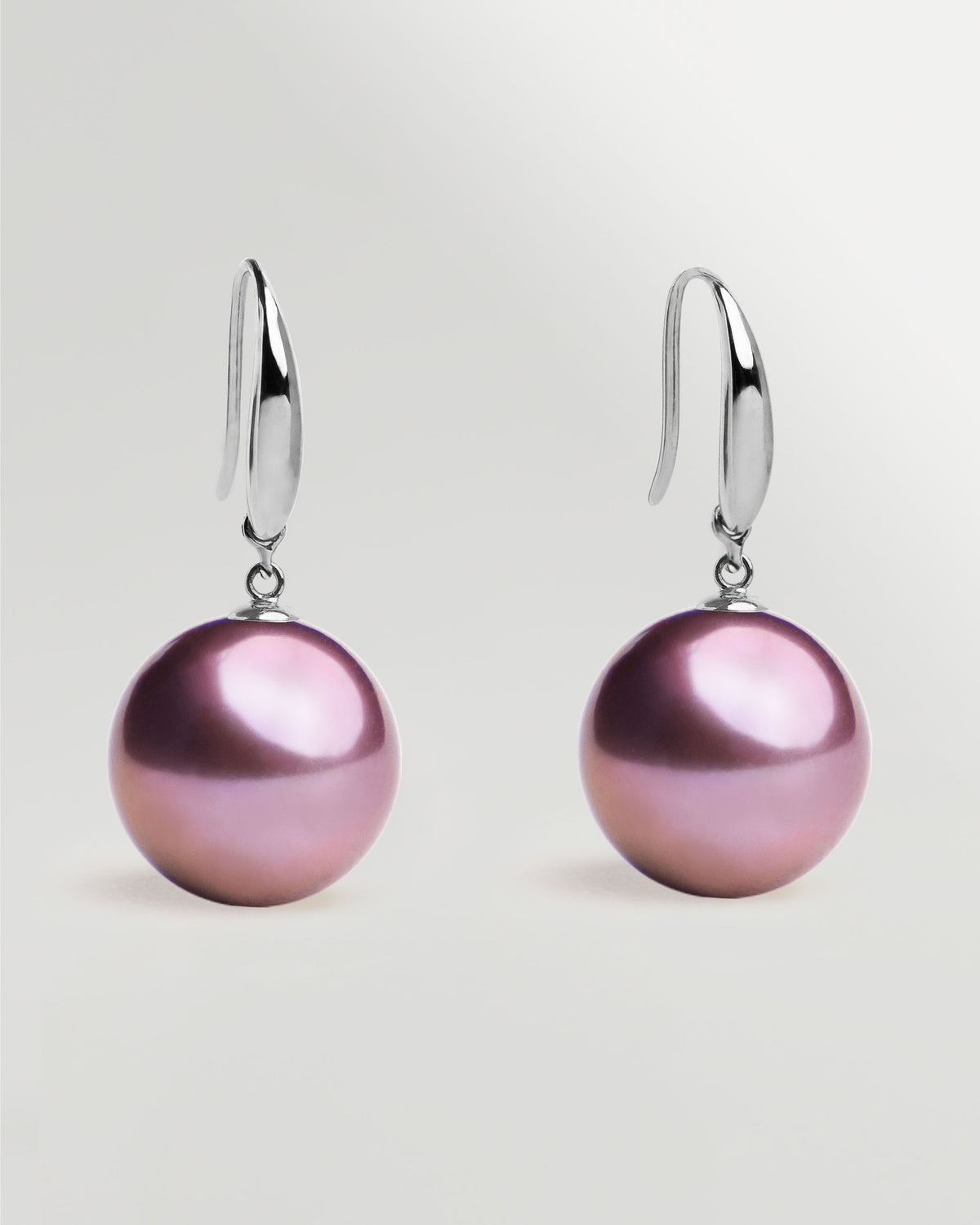 Pendientes Gancho corto en oro blanco 18k y Perla Agua Dulce Morada