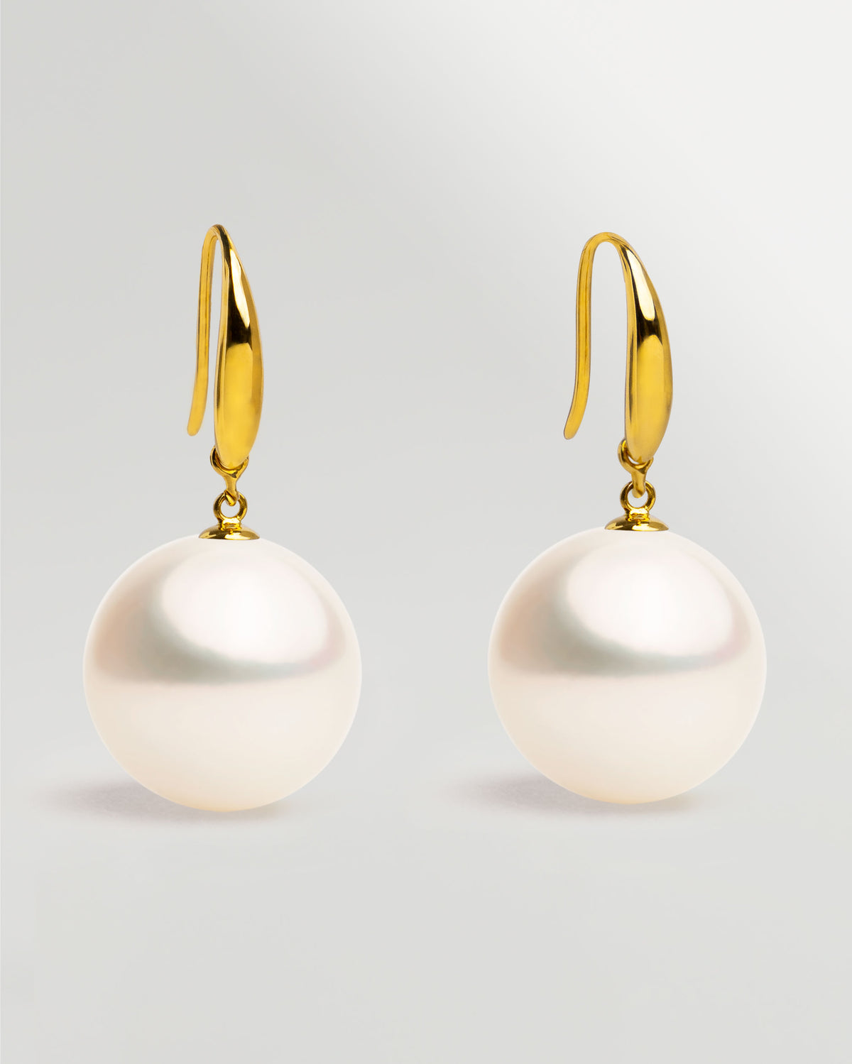 Pendientes de gancho corto en oro amarillo 18k y Perla Agua Dulce Blanca