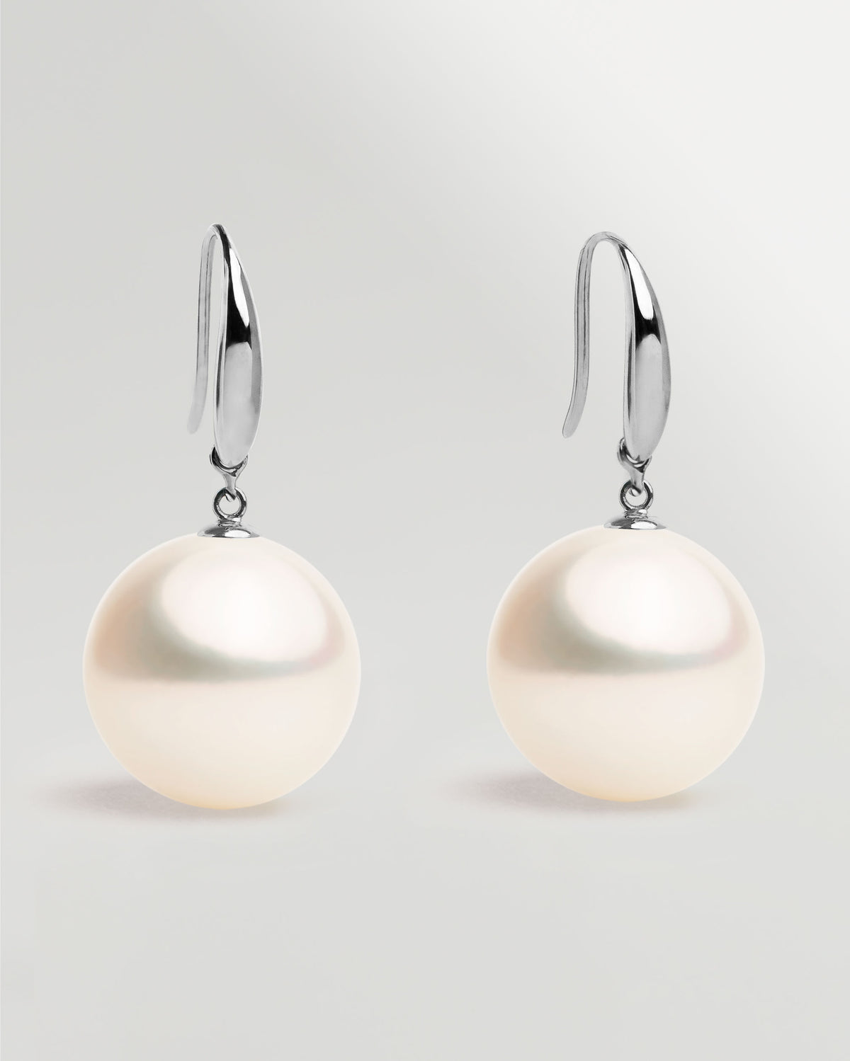 Pendientes de gancho corto en oro blanco 18k y Perla Agua Dulce Blanca