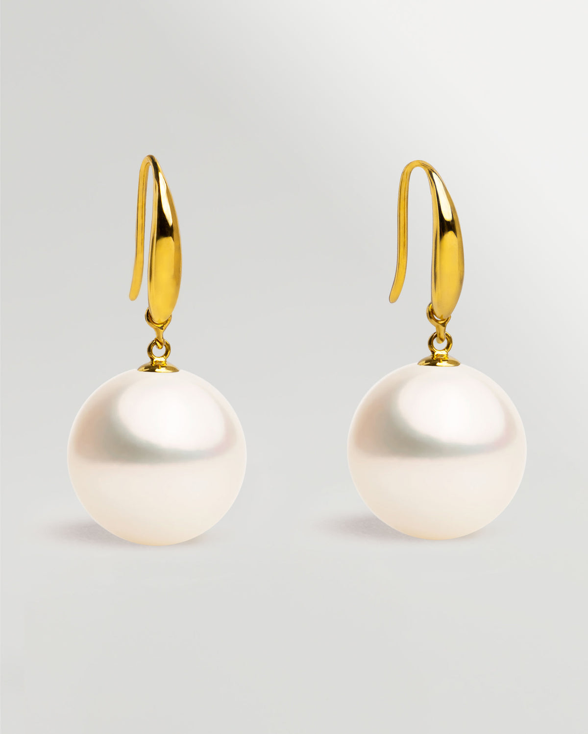 Pendientes de gancho corto en oro amarillo 18k y Perla Agua Dulce Blanca