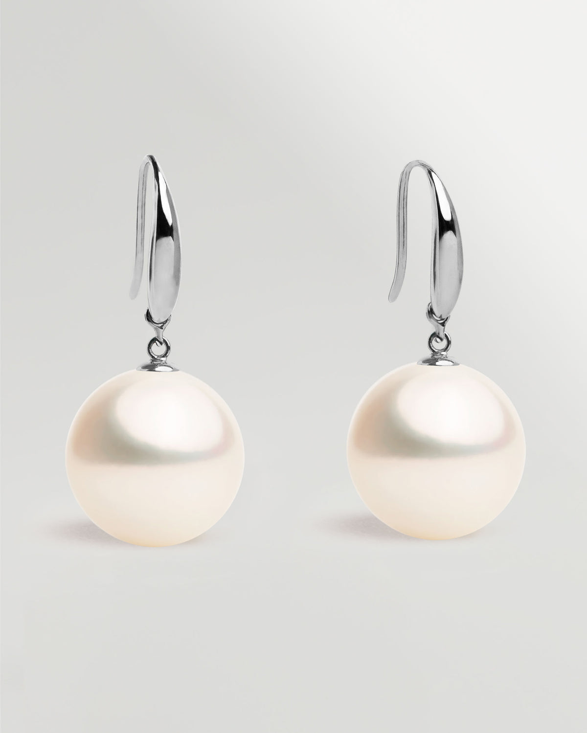 Pendientes de gancho corto en oro blanco 18k y Perla Agua Dulce Blanca