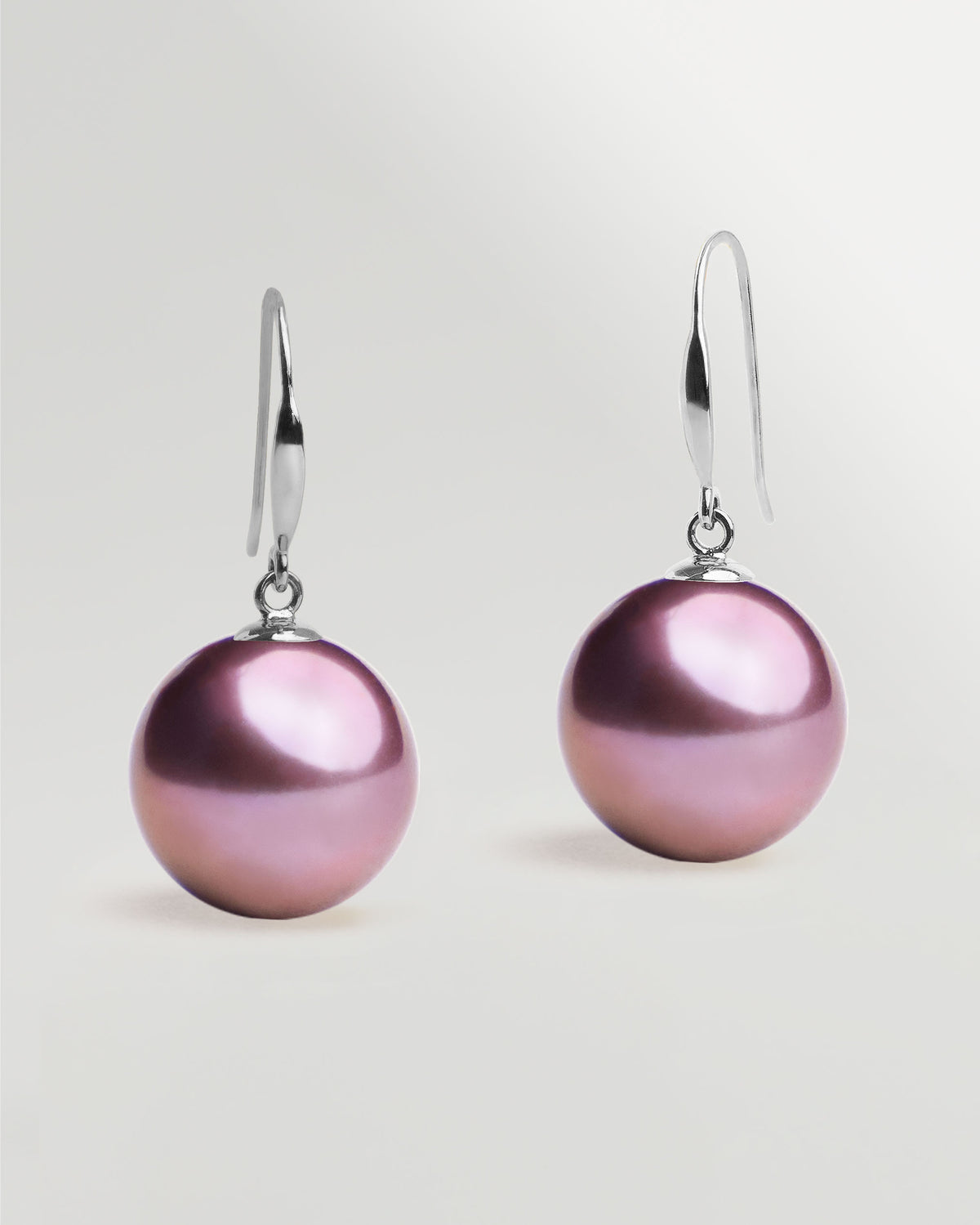 Pendientes Gancho fino en oro blanco 18k y Perla Agua Dulce Morada