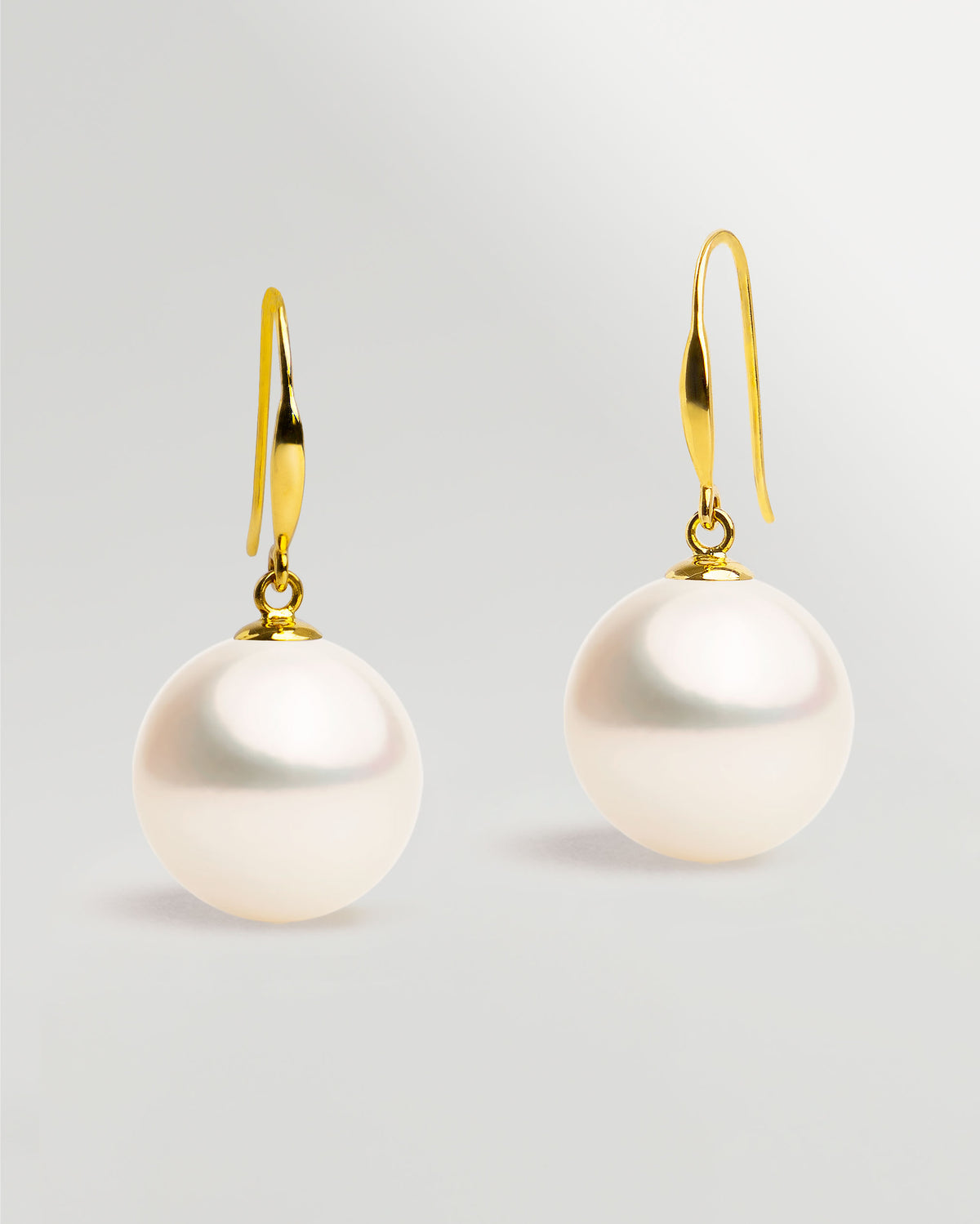 Pendientes Gancho fino en oro amarillo 18k y Perla Agua Dulce Blanca