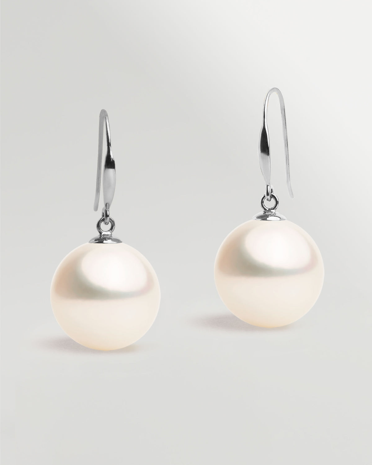 Pendientes Gancho fino en oro blanco 18k y Perla Agua Dulce Blanca