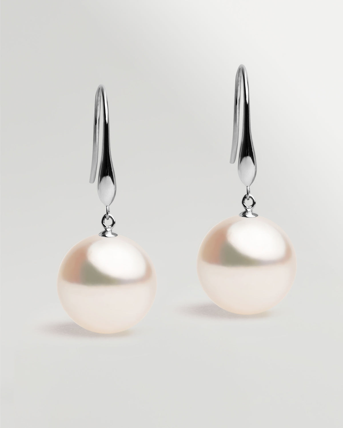 Pendientes Gancho largo en oro blanco 18k y Perla Akoya