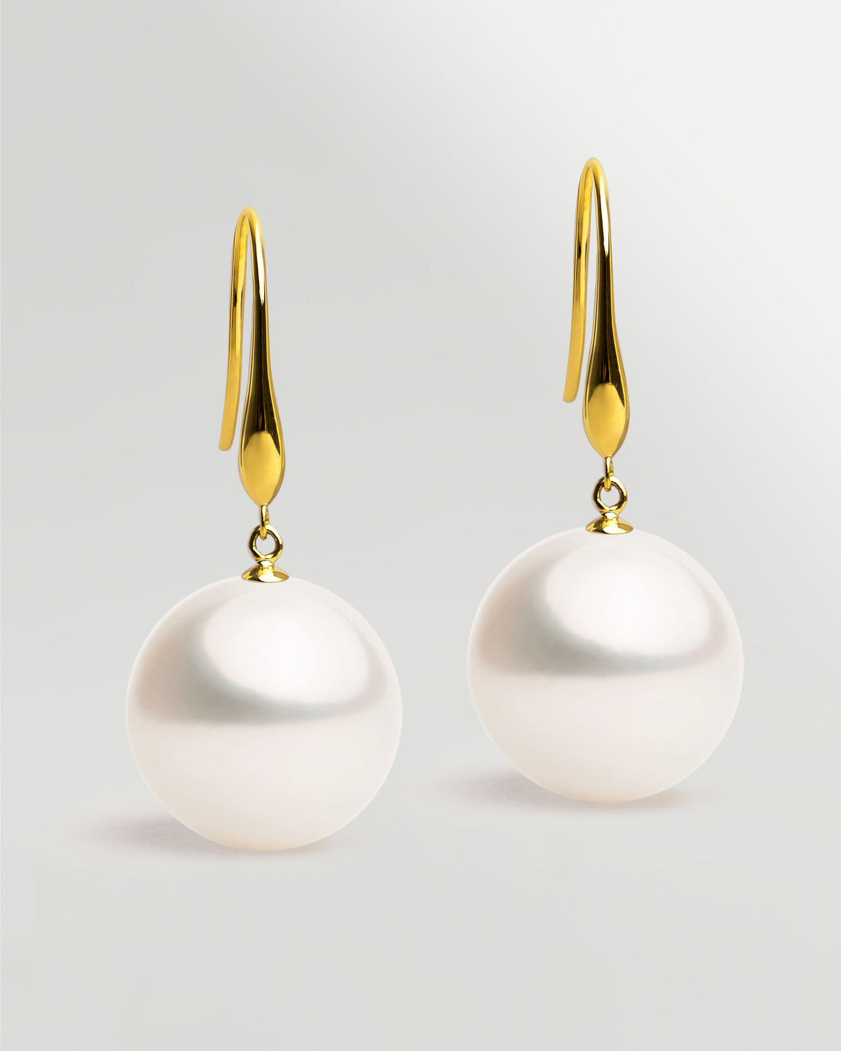 Pendientes de gancho largo en oro amarillo 18k y Perla Australiana Blanca