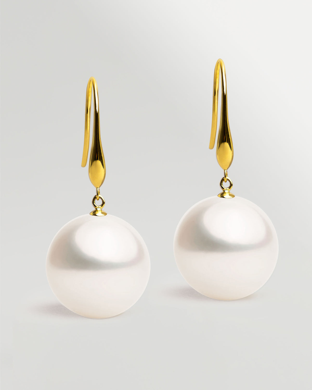 Pendientes de gancho largo en oro amarillo 18k y Perla Australiana Blanca