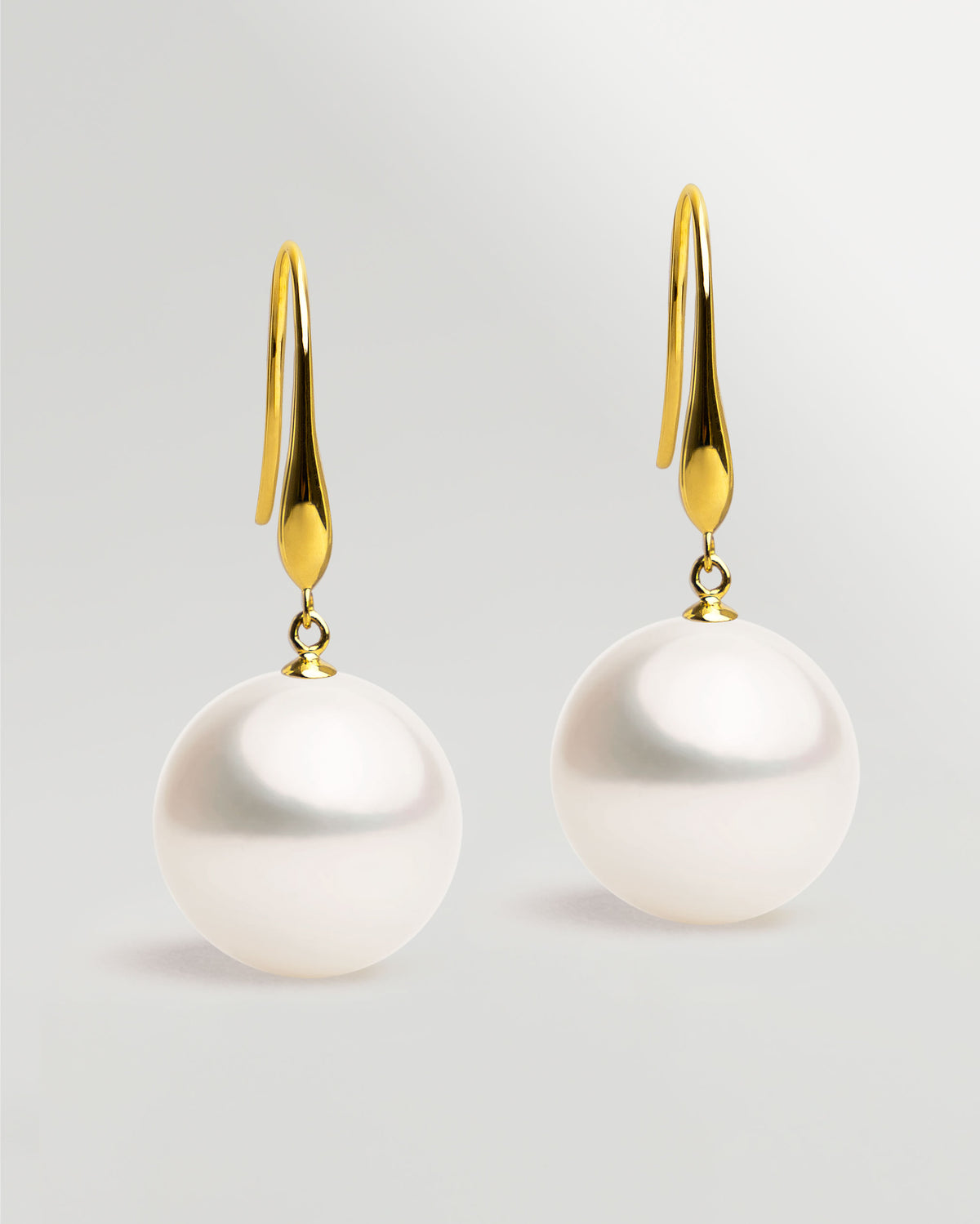 Pendientes de gancho largo en oro amarillo 18k y Perla Australiana Blanca