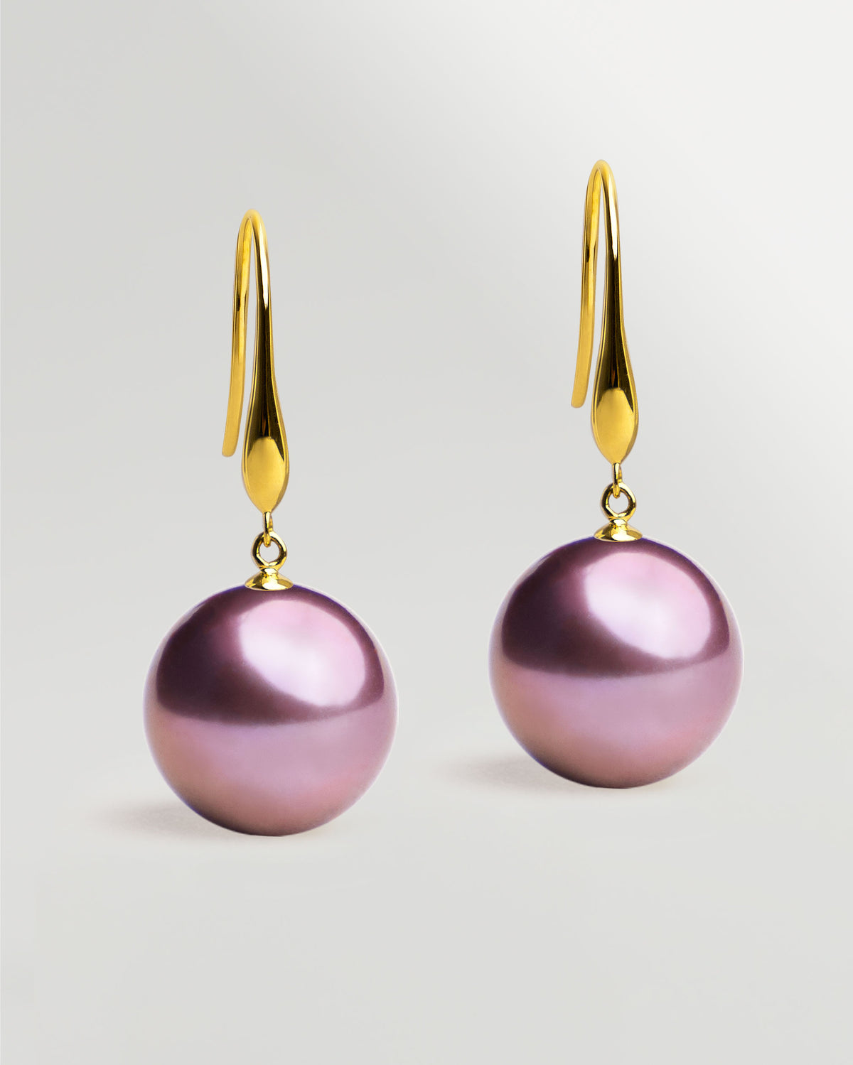 Pendientes de gancho largo en oro amarillo 18k y Perla Agua Dulce Morada