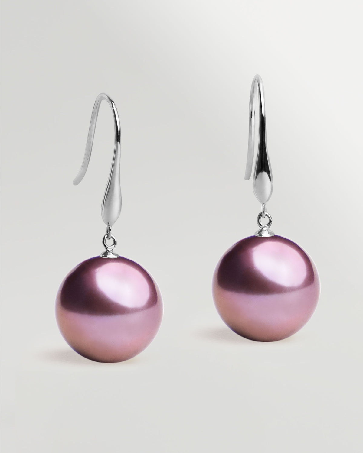 Pendientes de gancho largo en oro blanco 18k y Perla Agua Dulce Morada