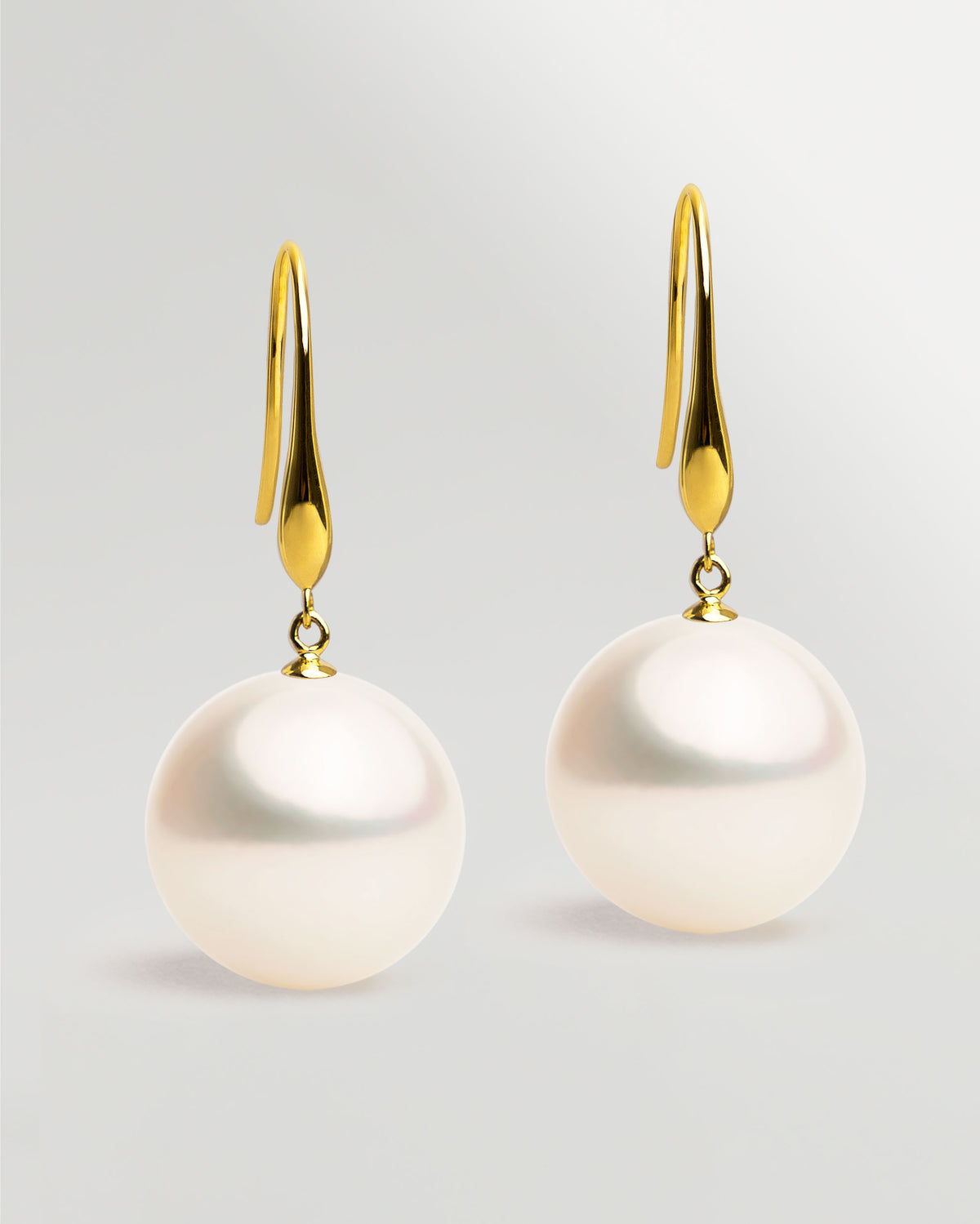 Pendientes de gancho largo en oro amarillo 18k y Perla Agua Dulce Blanca