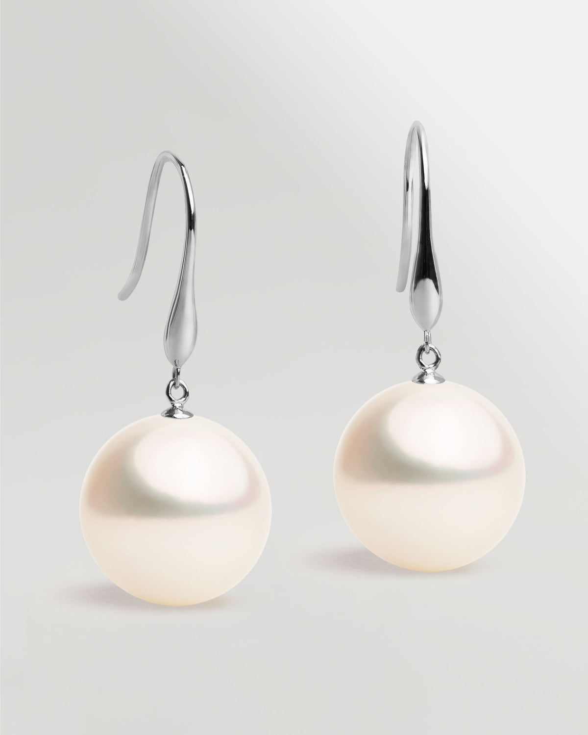 Pendientes de gancho largo en oro blanco 18k y Perla Agua Dulce Blanca