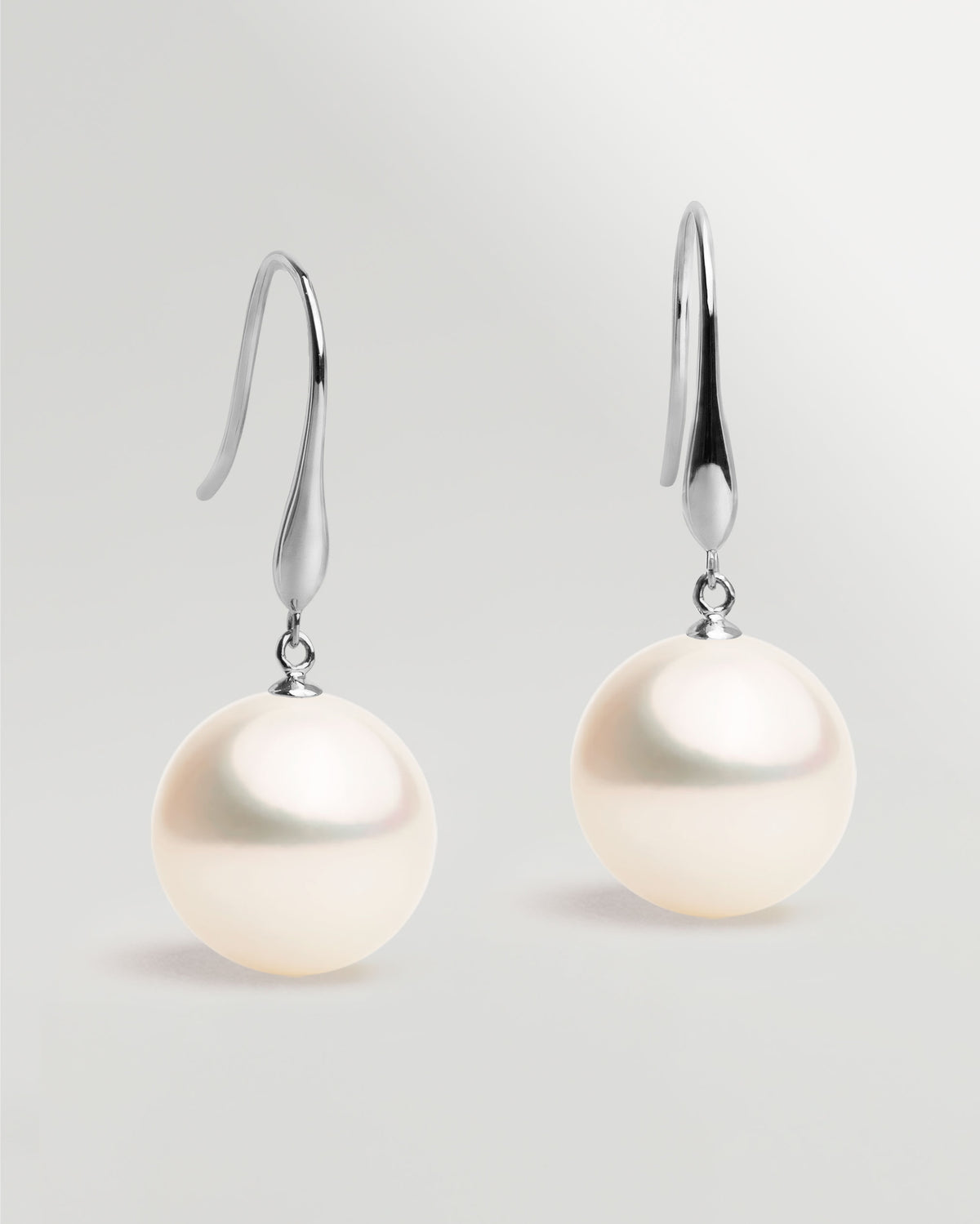 Pendientes de gancho largo en oro blanco 18k y Perla Agua Dulce Blanca