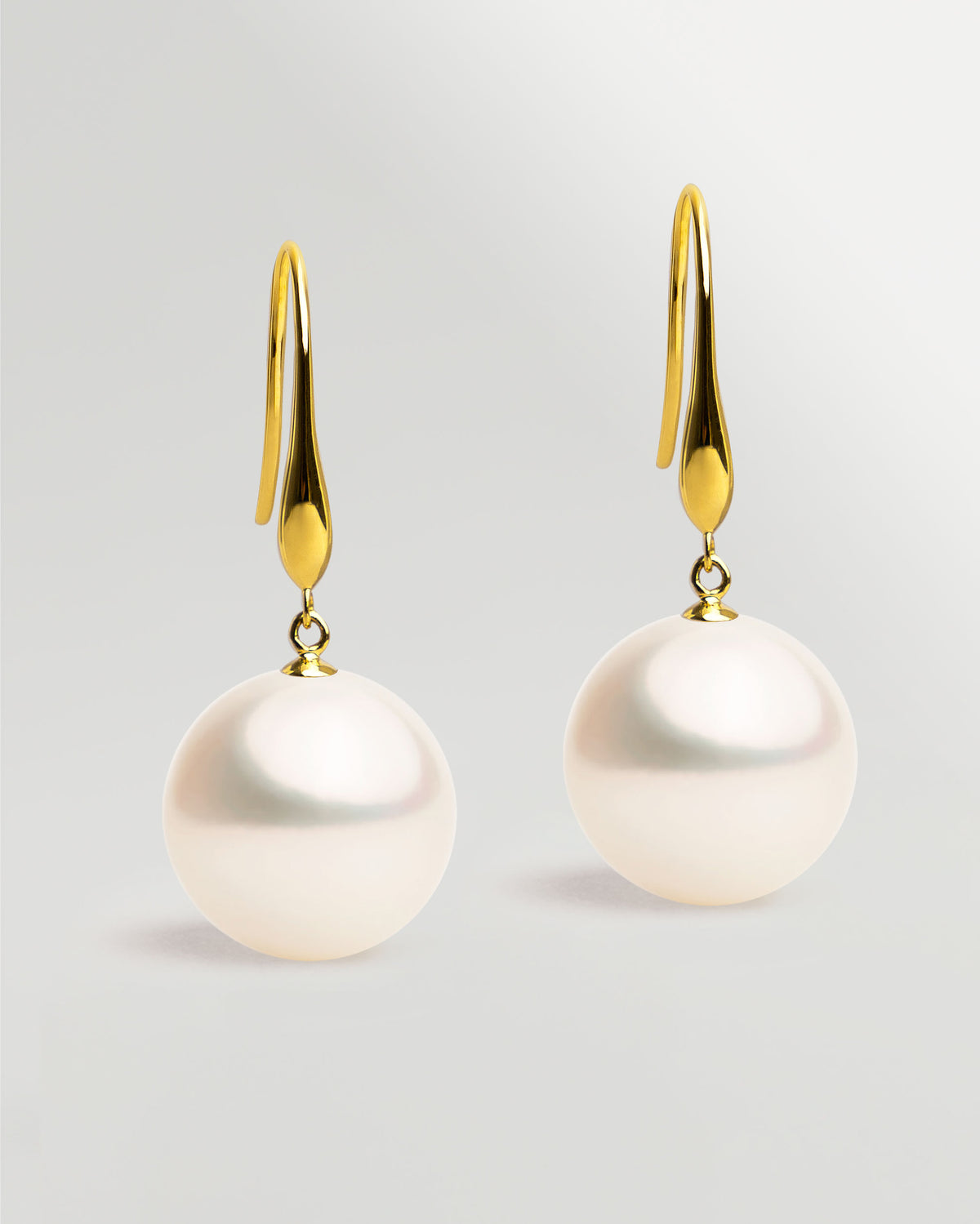 Pendientes de gancho largo en oro amarillo 18k y Perla Agua Dulce Blanca