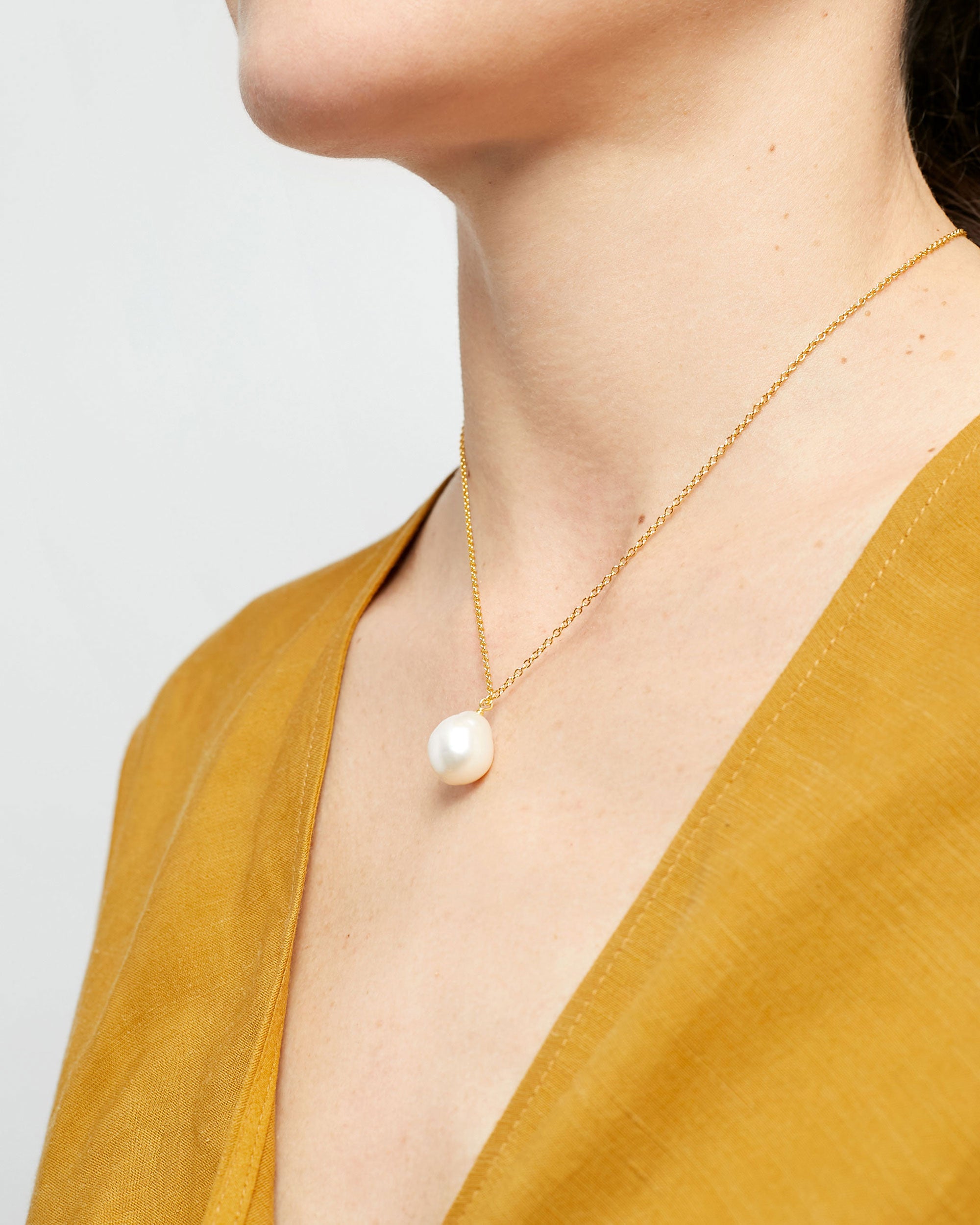 Colgante Perla de Agua Dulce Edison Barroca de 12-13 mm y Plata de ley bañada en Oro 18K