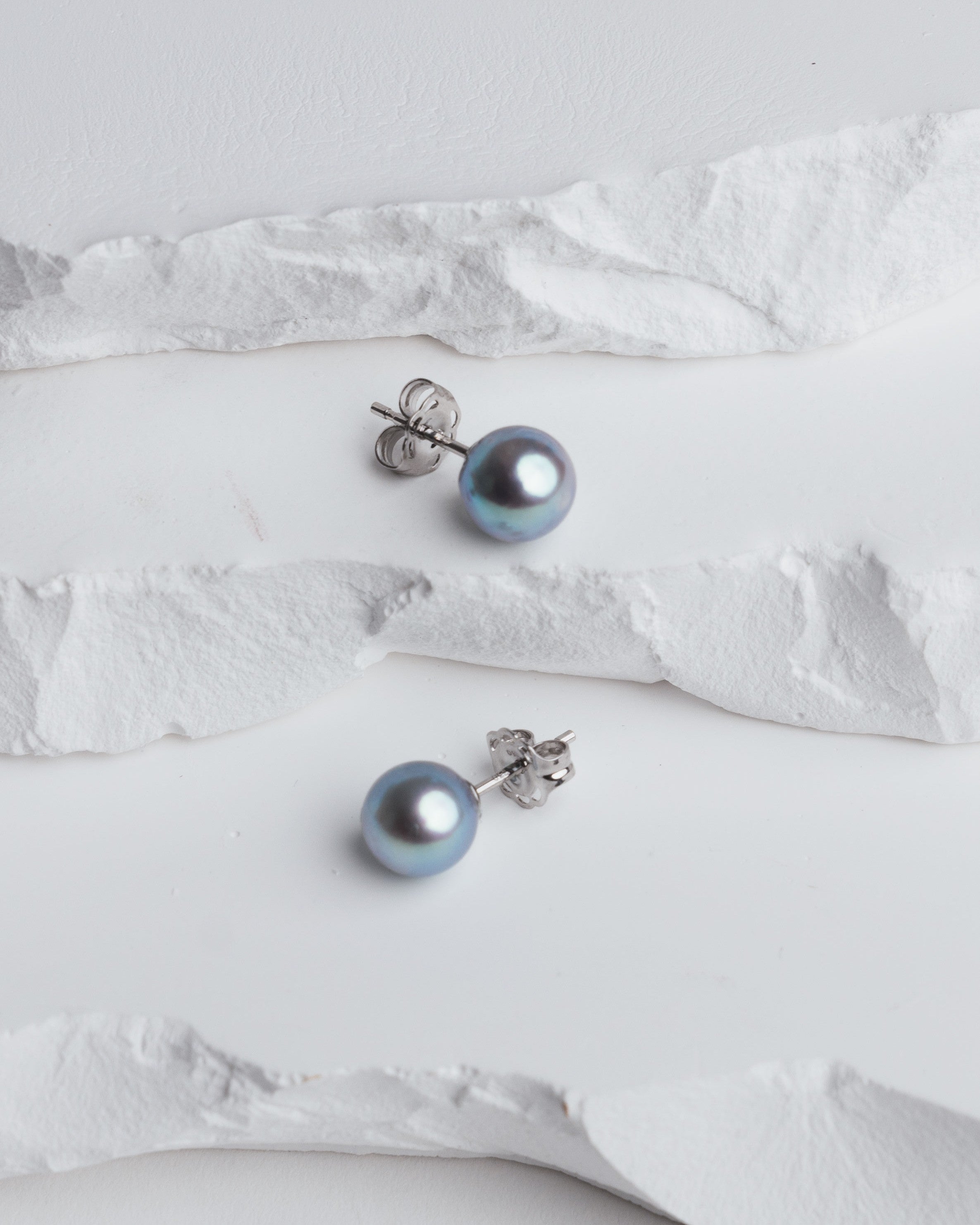 Pendientes de perlas cultivadas akoya grises azuladas oro blanco