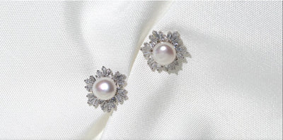 Pendientes Marga de perla botón 7-8 mm con circonitas | Colección Bloom