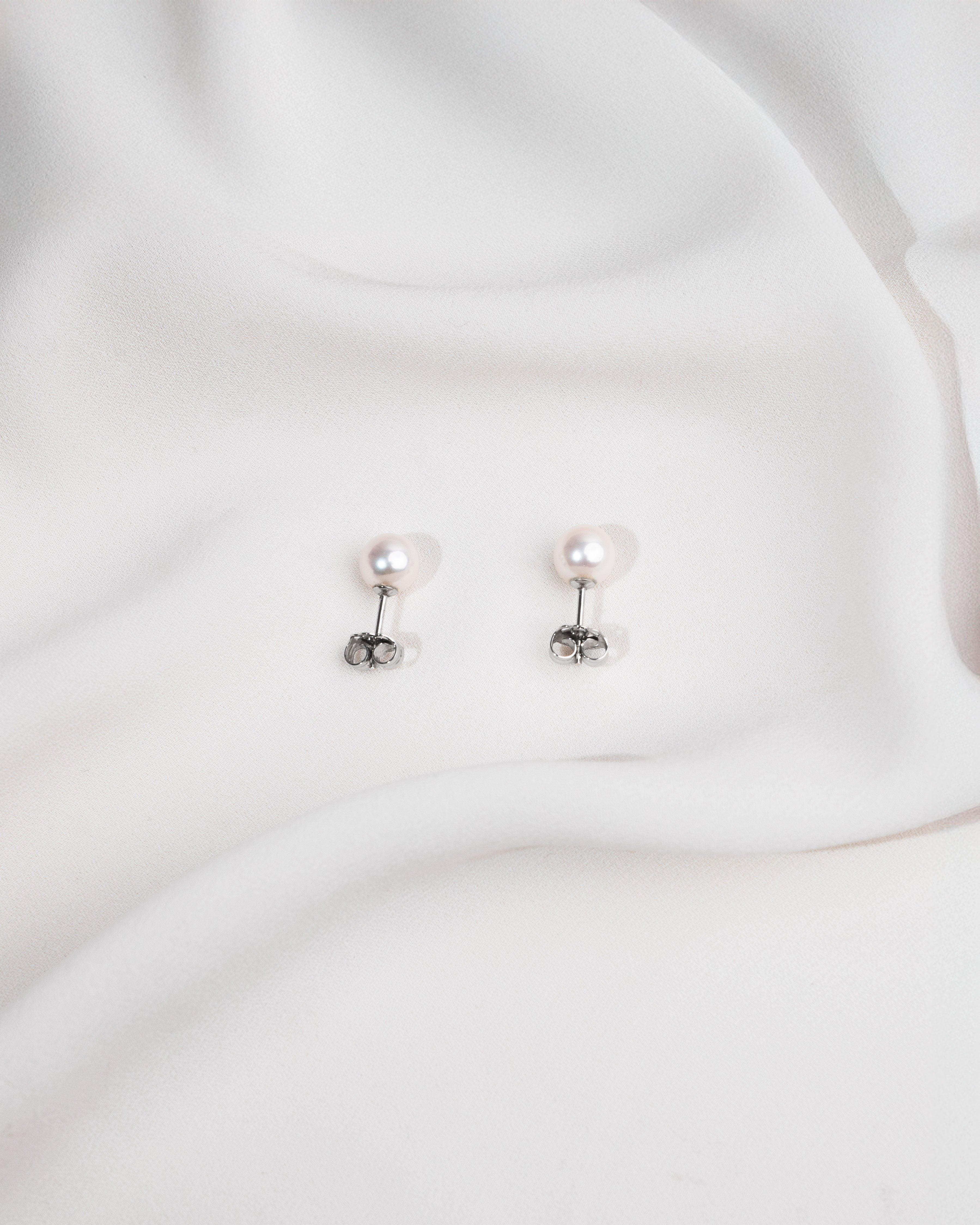 Pendientes de perlas cultivadas naturales Akoya Japonesas 5-5,5mm ORO BLANCO