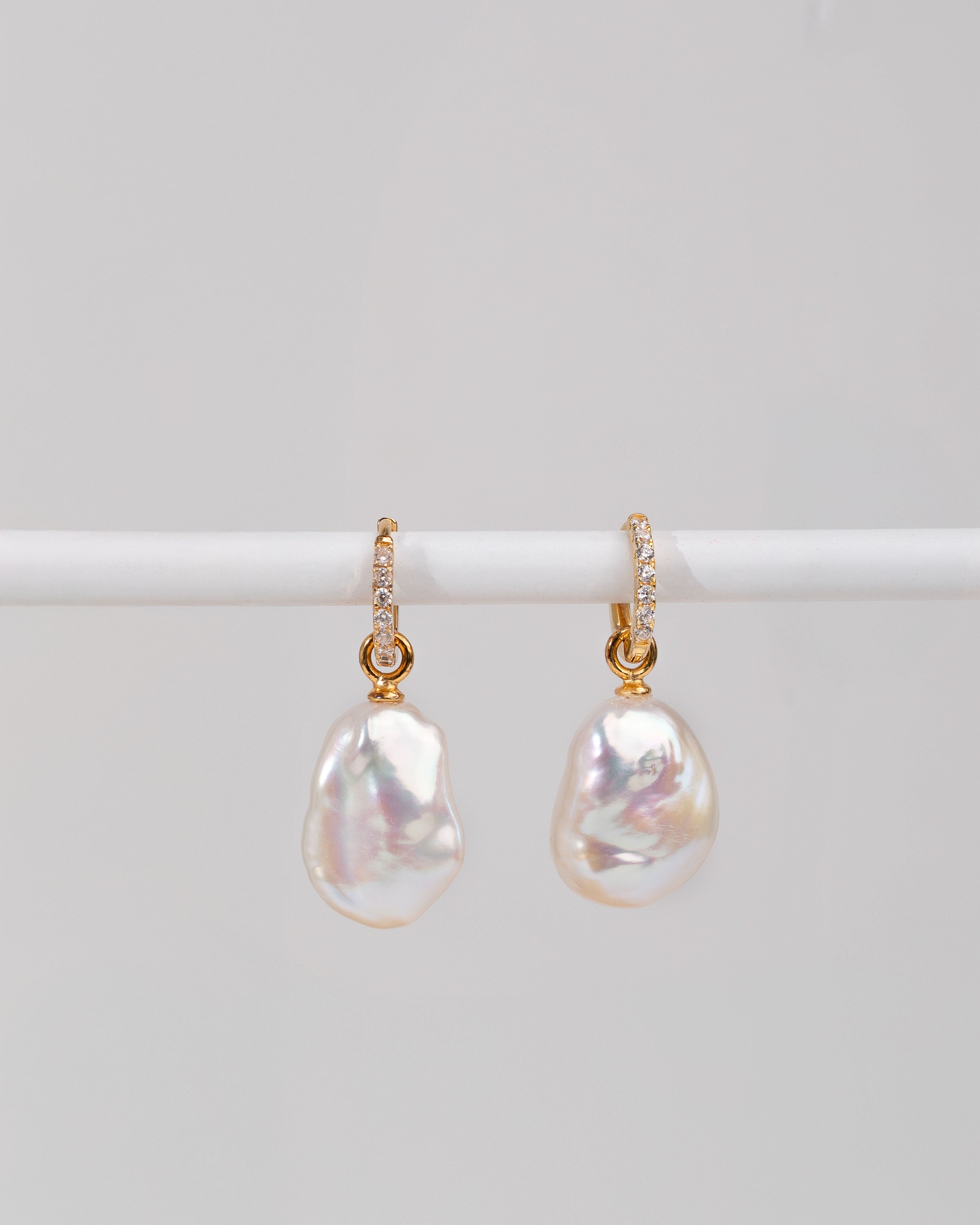 Aros de oro vermeil con circonitas y perla keshi 12mm